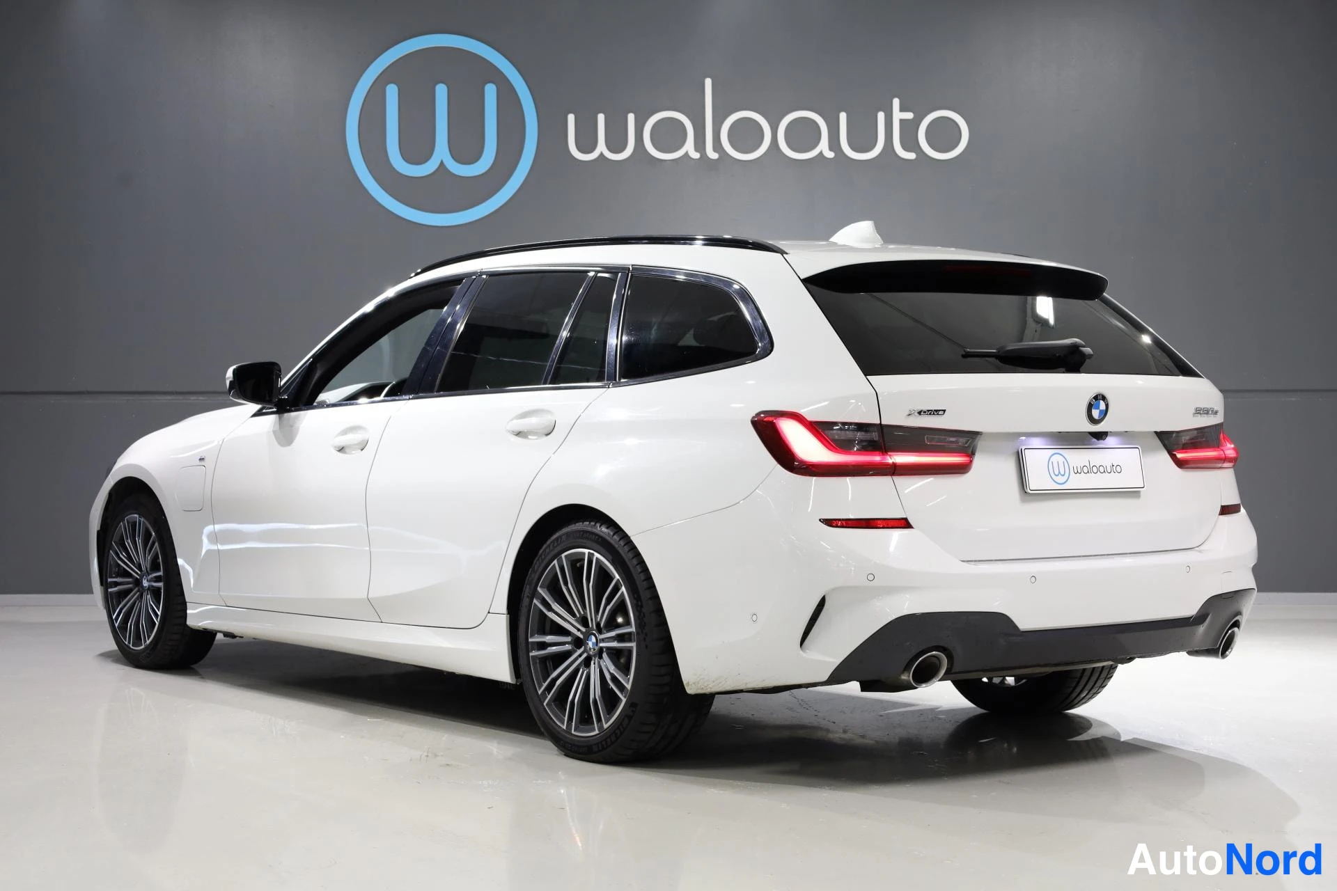 Valkoinen BMW 330e xDrive 2021, takaviisto, kuva 6