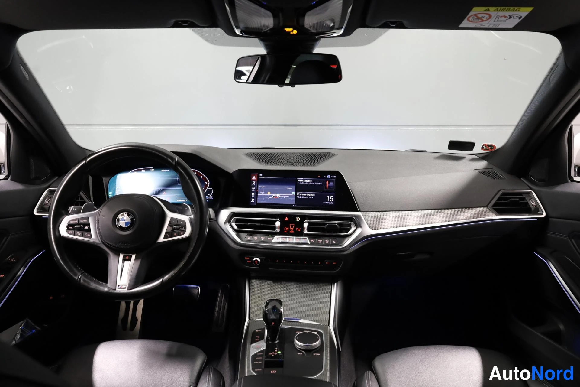 Valkoinen BMW 330e xDrive 2021, ohjaamo, kuva 10