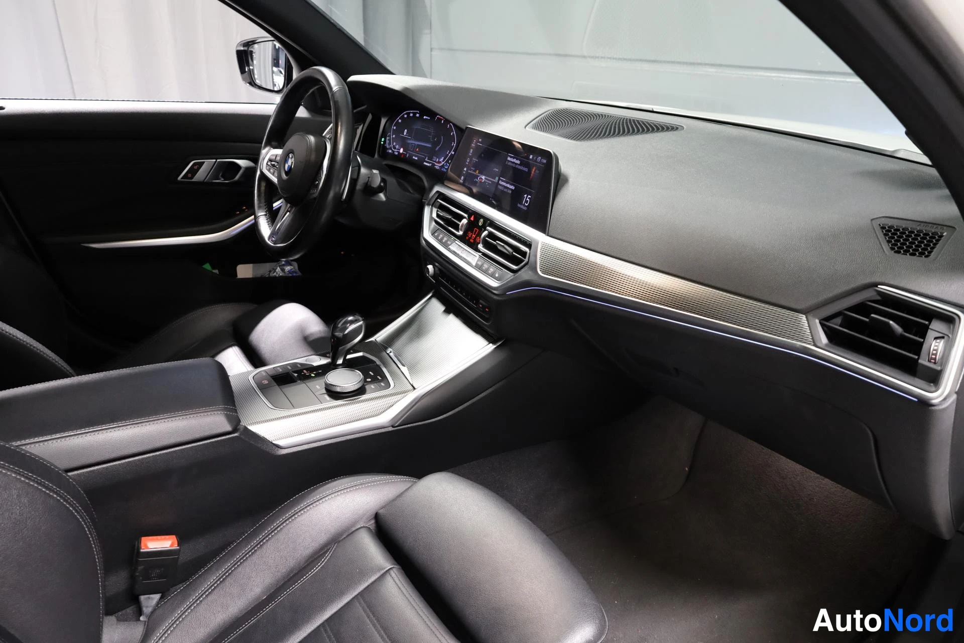 Valkoinen BMW 330e xDrive 2021, ohjaamo, kuva 11