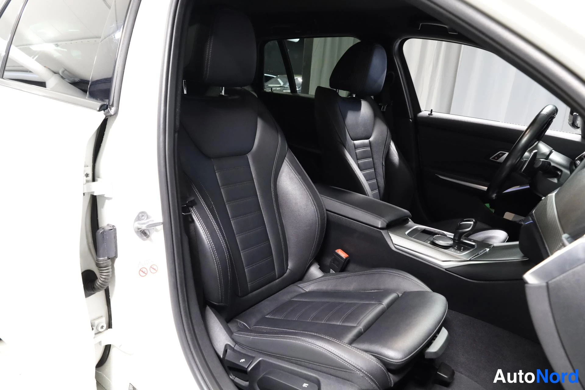 Valkoinen BMW 330e xDrive 2021, etuistuimet, kuva 14