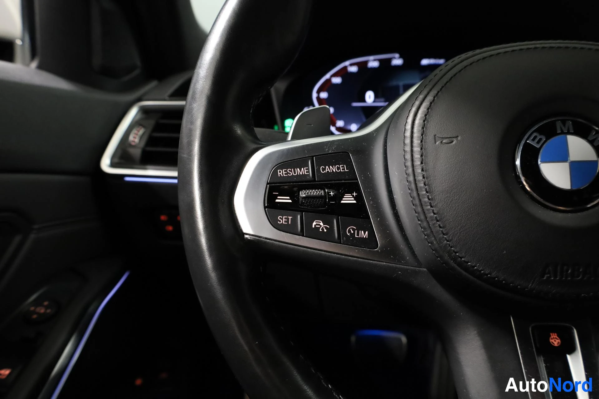 Valkoinen BMW 330e xDrive 2021, yksityiskohta, kuva 18