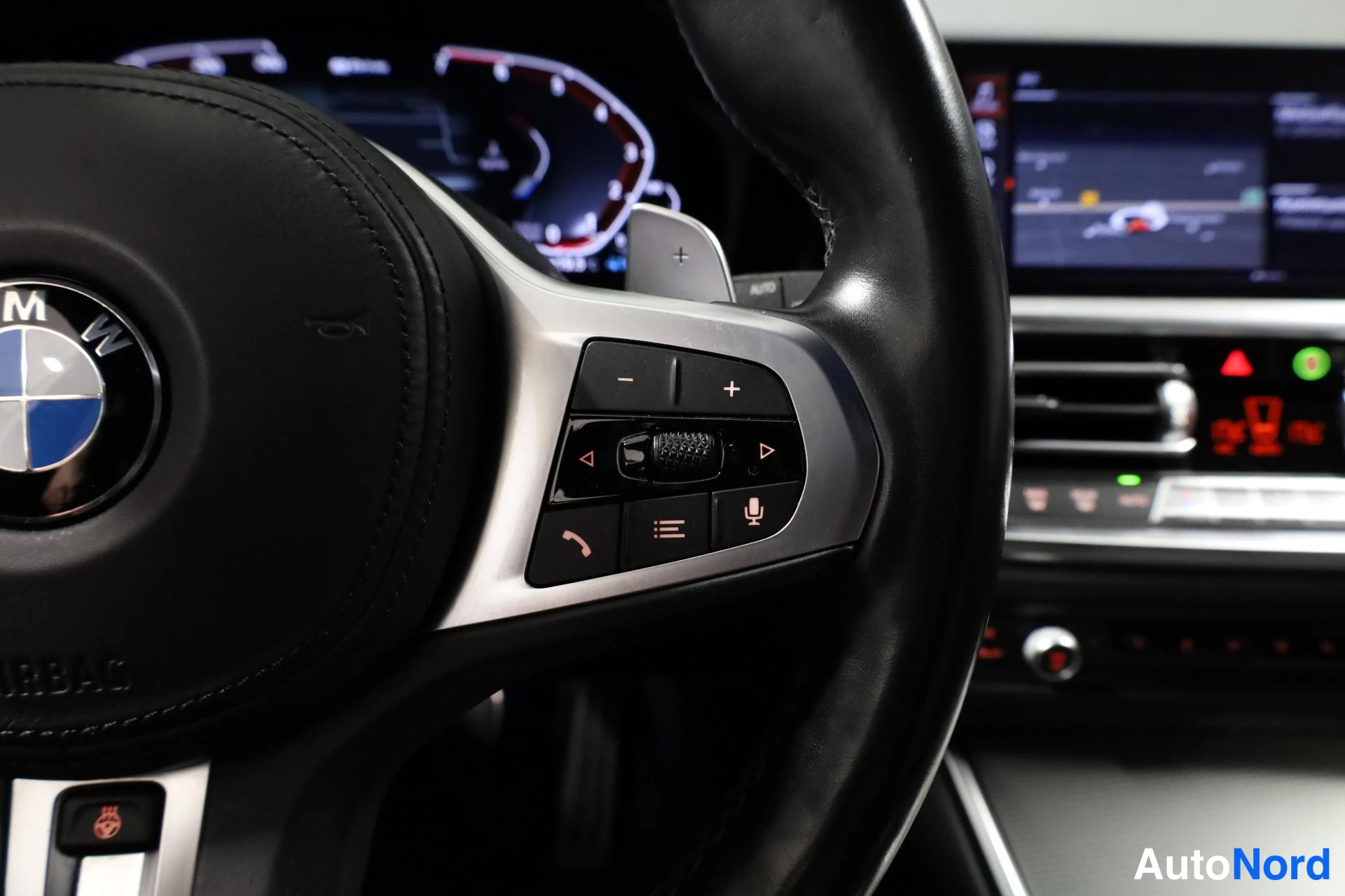 Valkoinen BMW 330e xDrive 2021, yksityiskohta, kuva 19