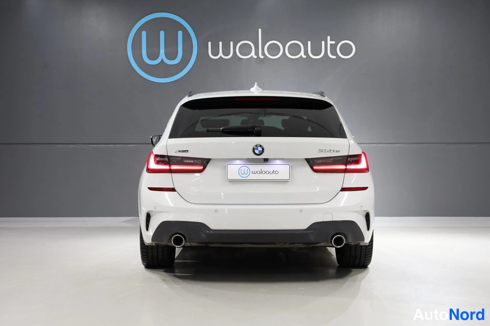 Valkoinen BMW 330e xDrive 2021, takaa, kuva 8