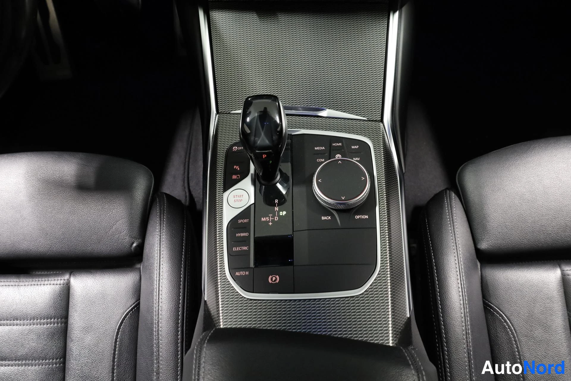 Valkoinen BMW 330e xDrive 2021, yksityiskohta, kuva 23