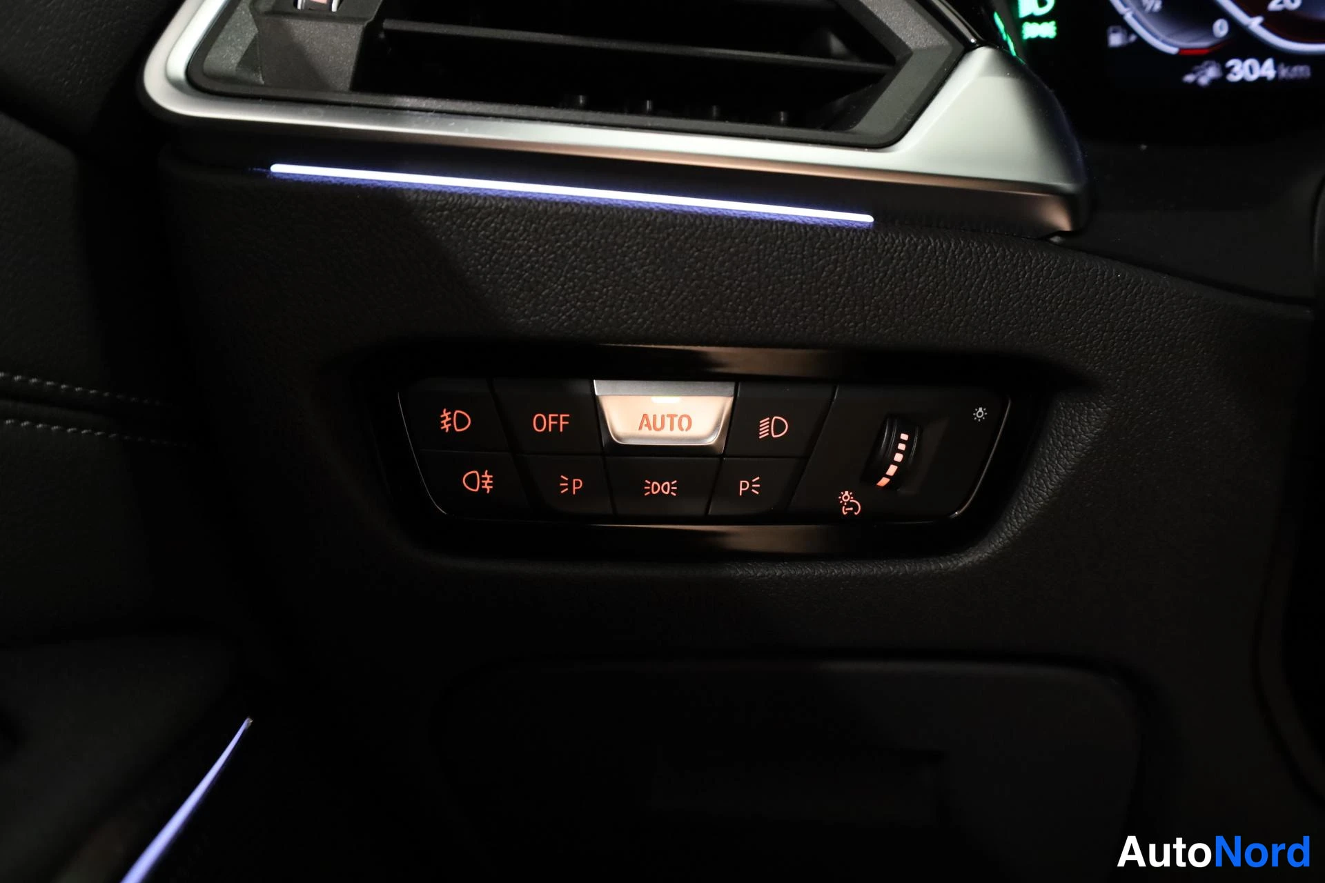 Valkoinen BMW 330e xDrive 2021, yksityiskohta, kuva 24