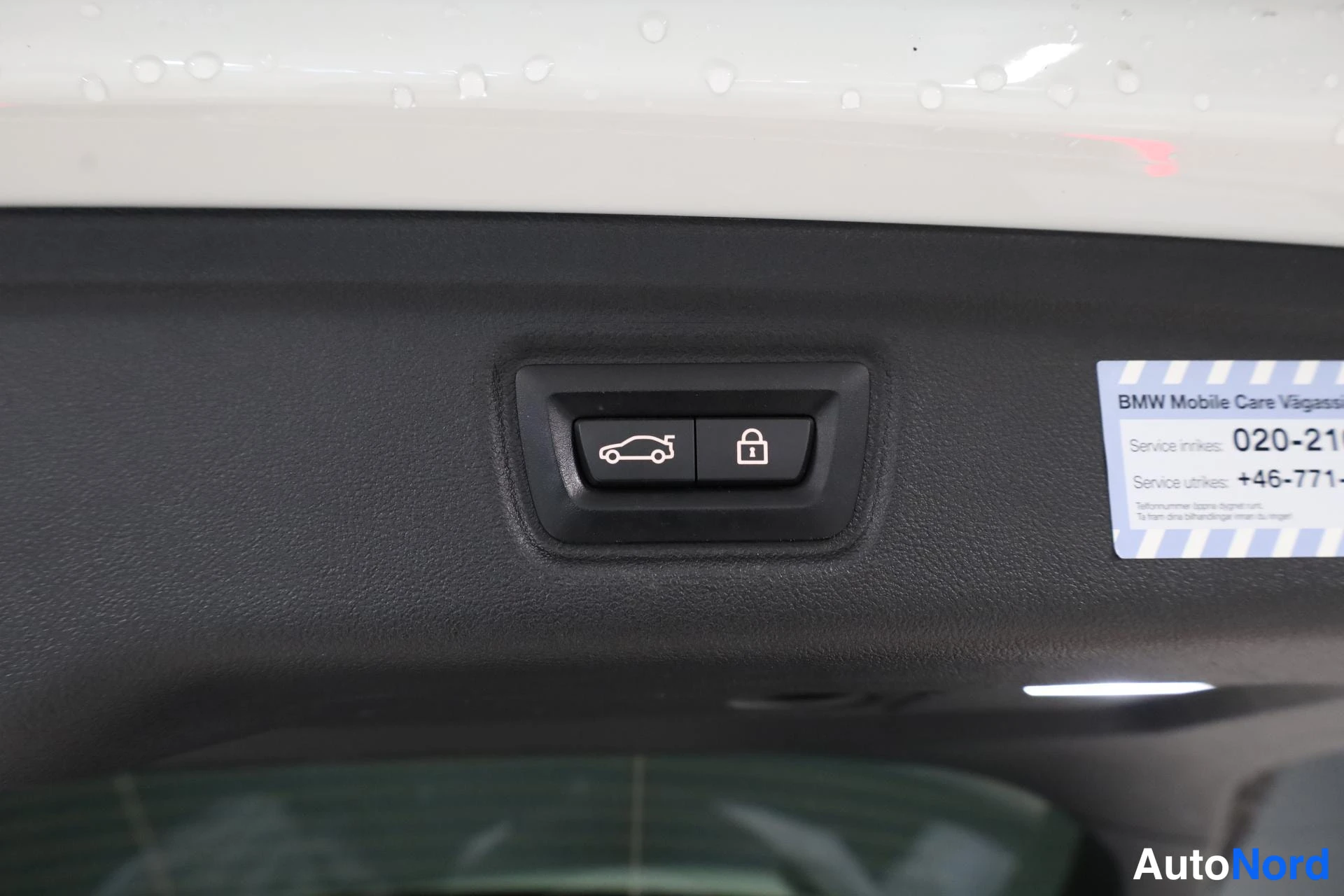 Valkoinen BMW 330e xDrive 2021, yksityiskohta, kuva 25