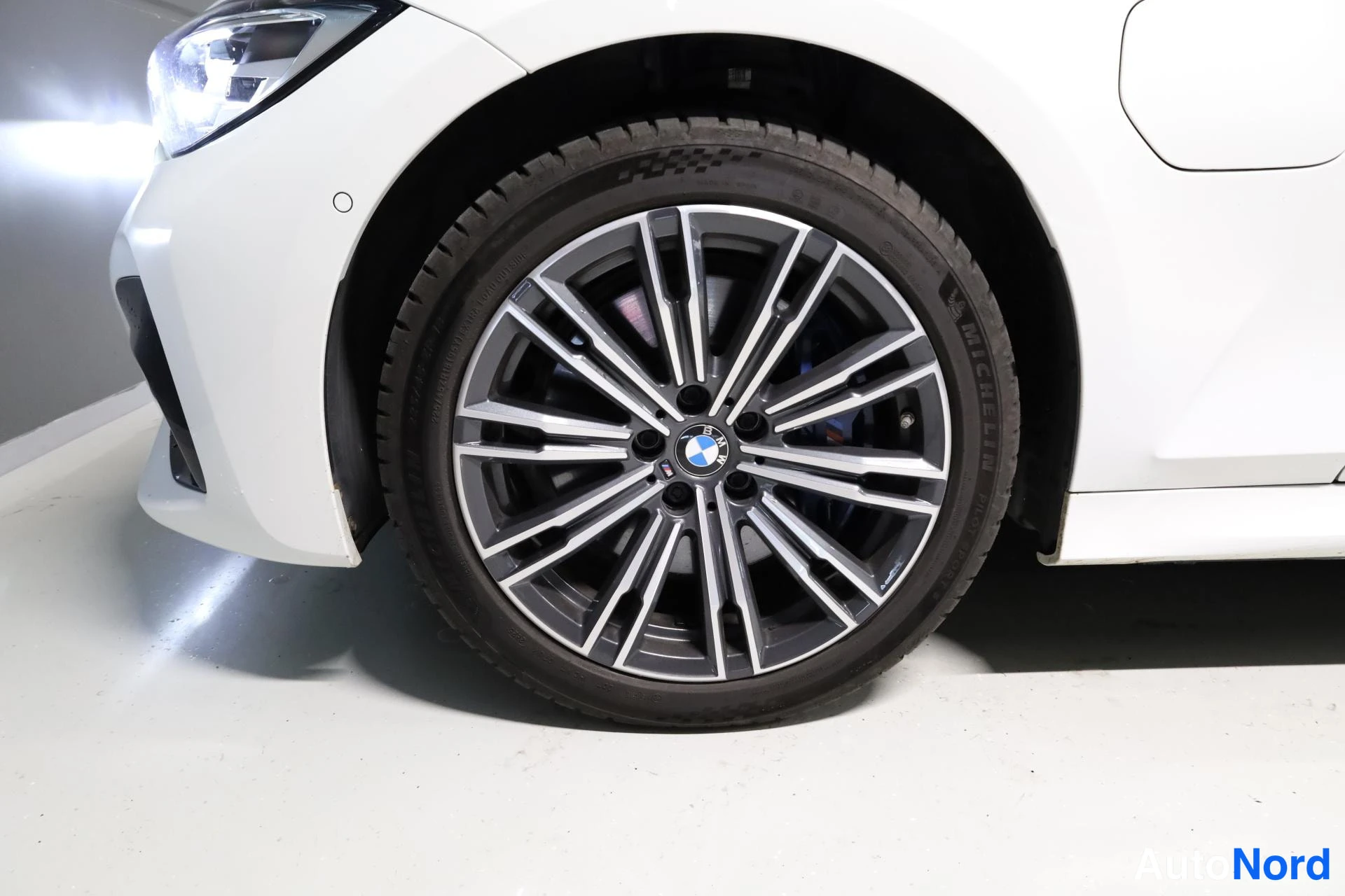 Valkoinen BMW 330e xDrive 2021, yksityiskohta, kuva 27