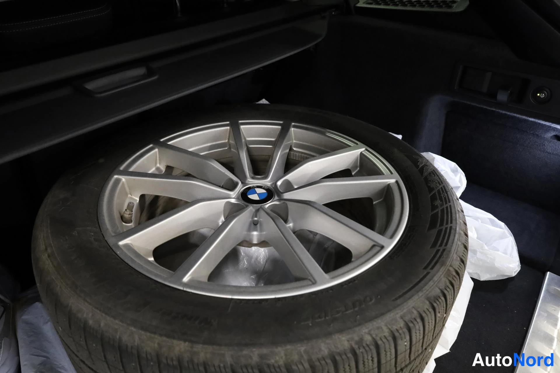 Valkoinen BMW 330e xDrive 2021, tavaratila, kuva 16