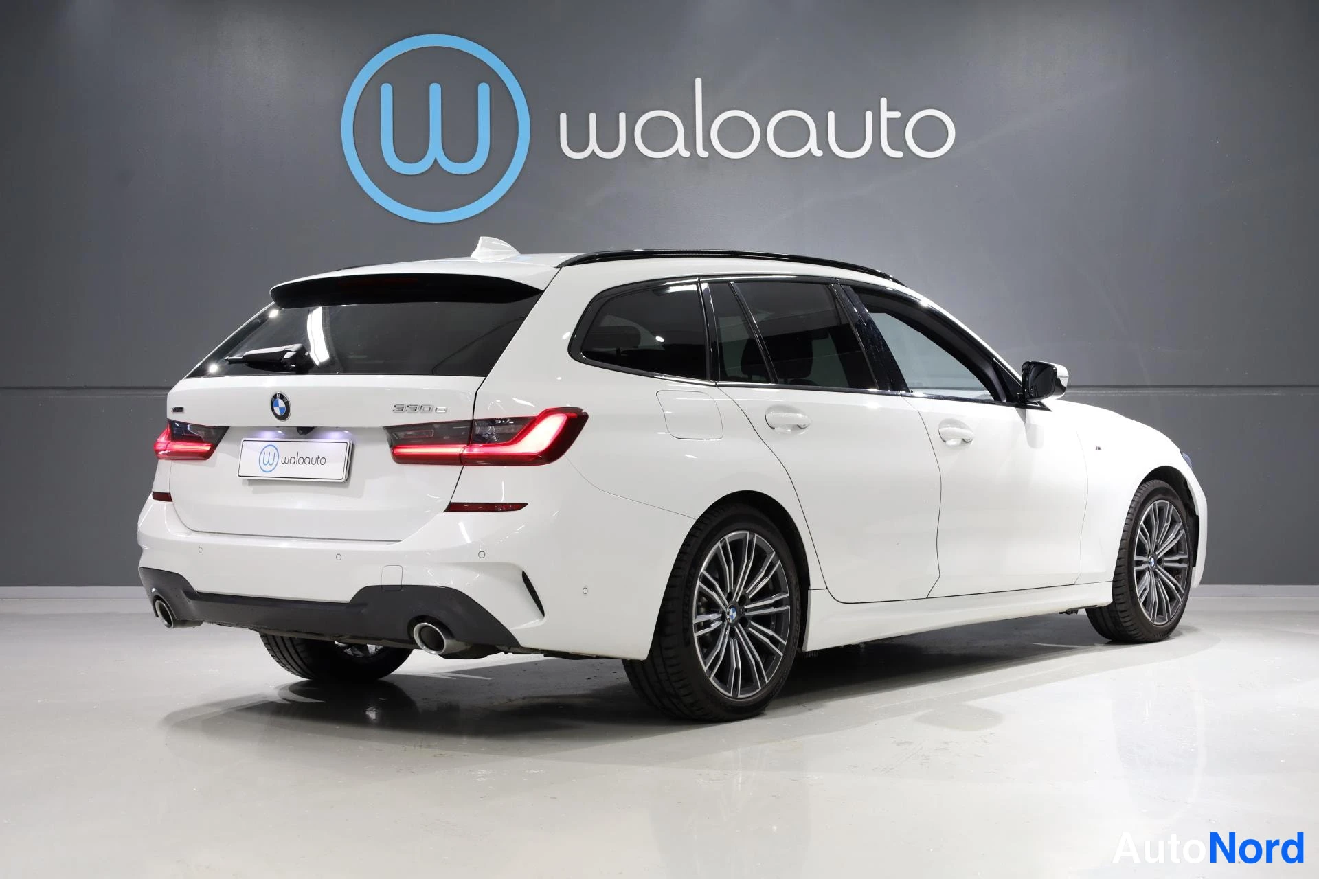 Valkoinen BMW 330e xDrive 2021, takaviisto, kuva 7