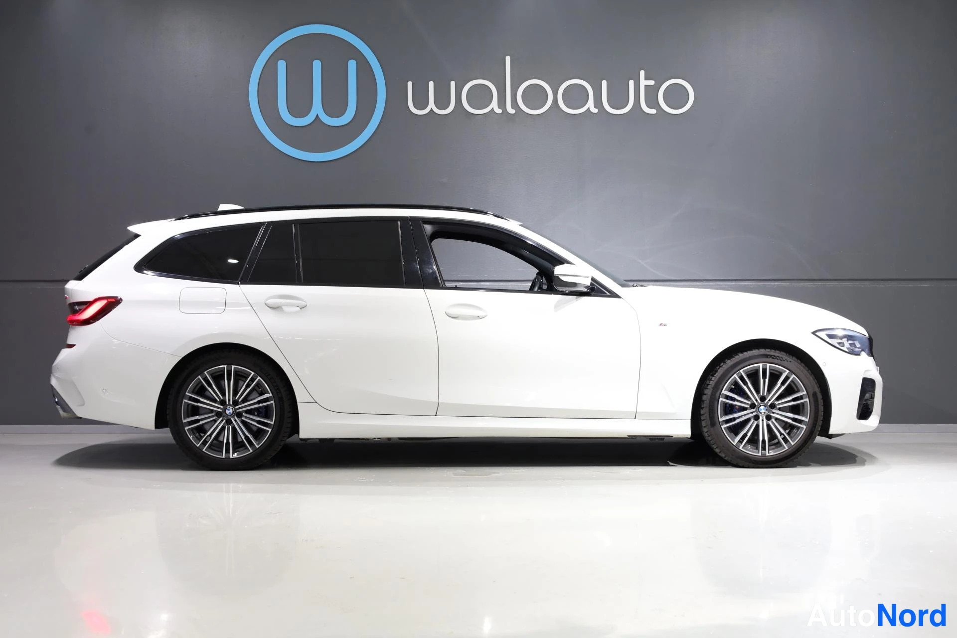 Valkoinen BMW 330e xDrive 2021, sivulta, kuva 5