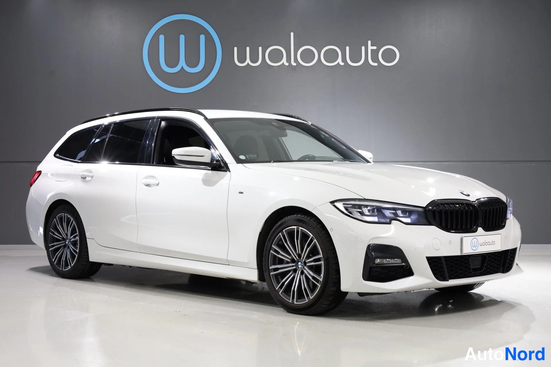Valkoinen BMW 330e xDrive 2021, etuviisto, keula oikealle, kuva 3