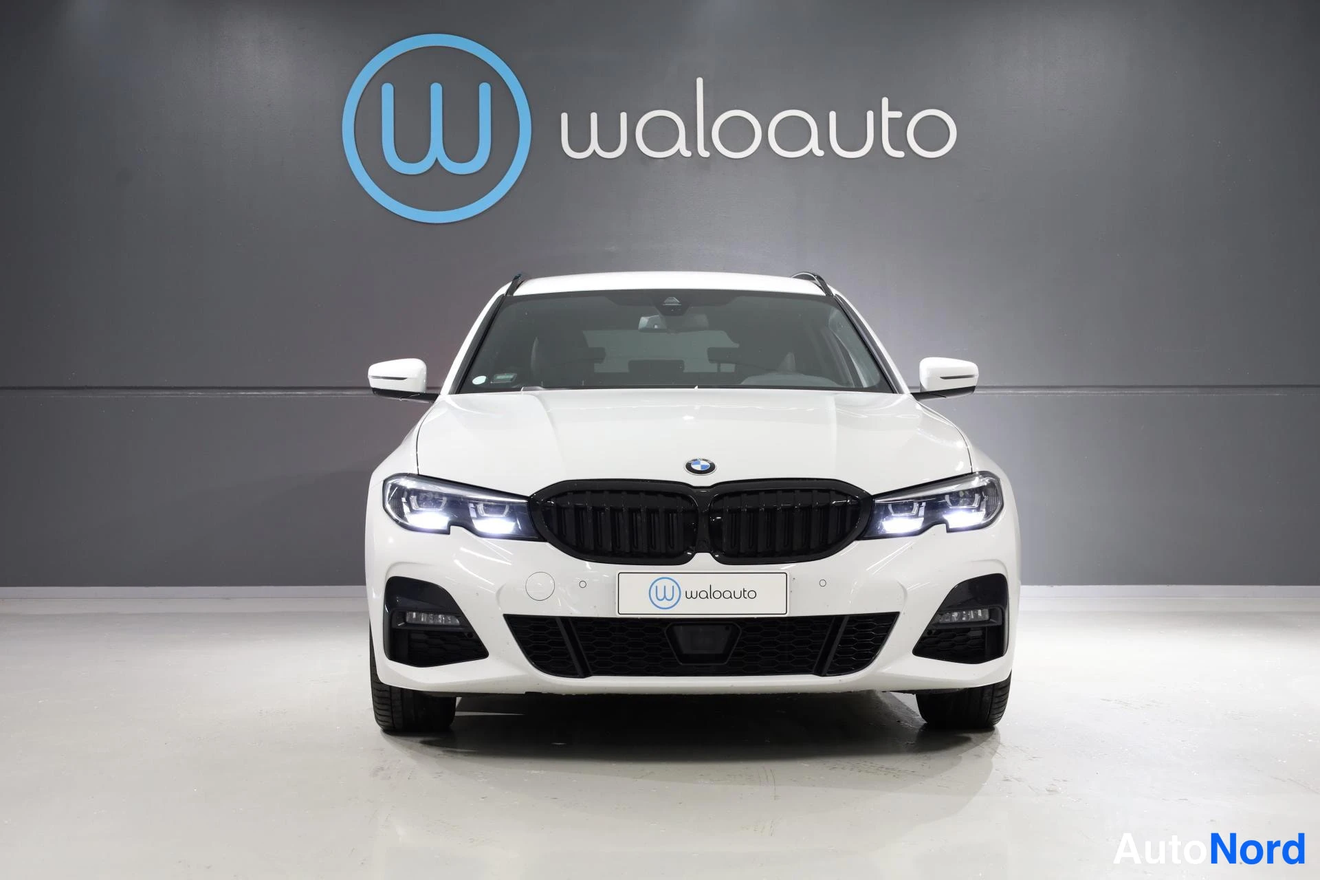 Valkoinen BMW 330e xDrive 2021, edestä, kuva 4