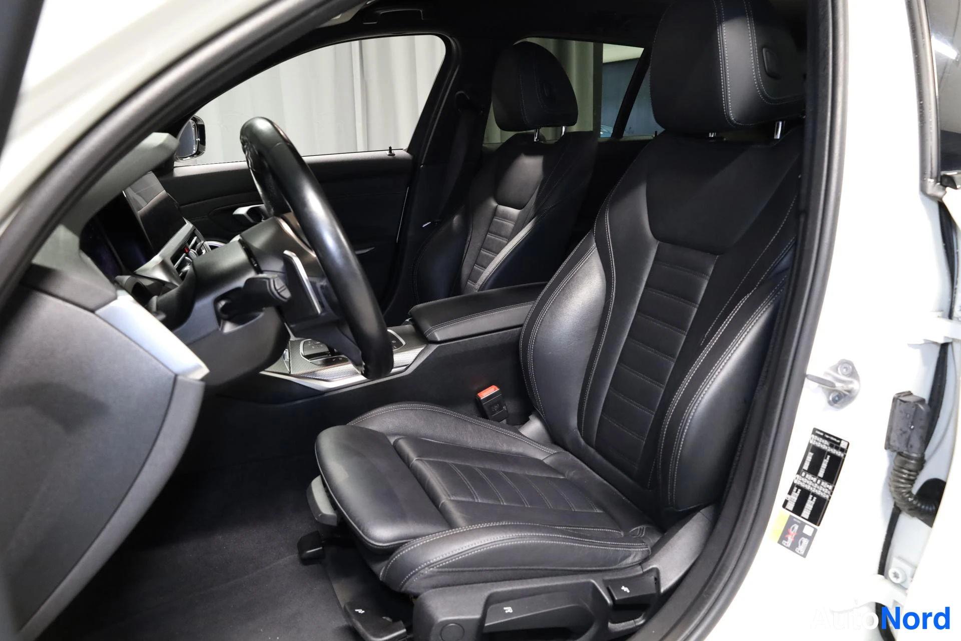 Valkoinen BMW 330e xDrive 2021, etuistuimet, kuva 13