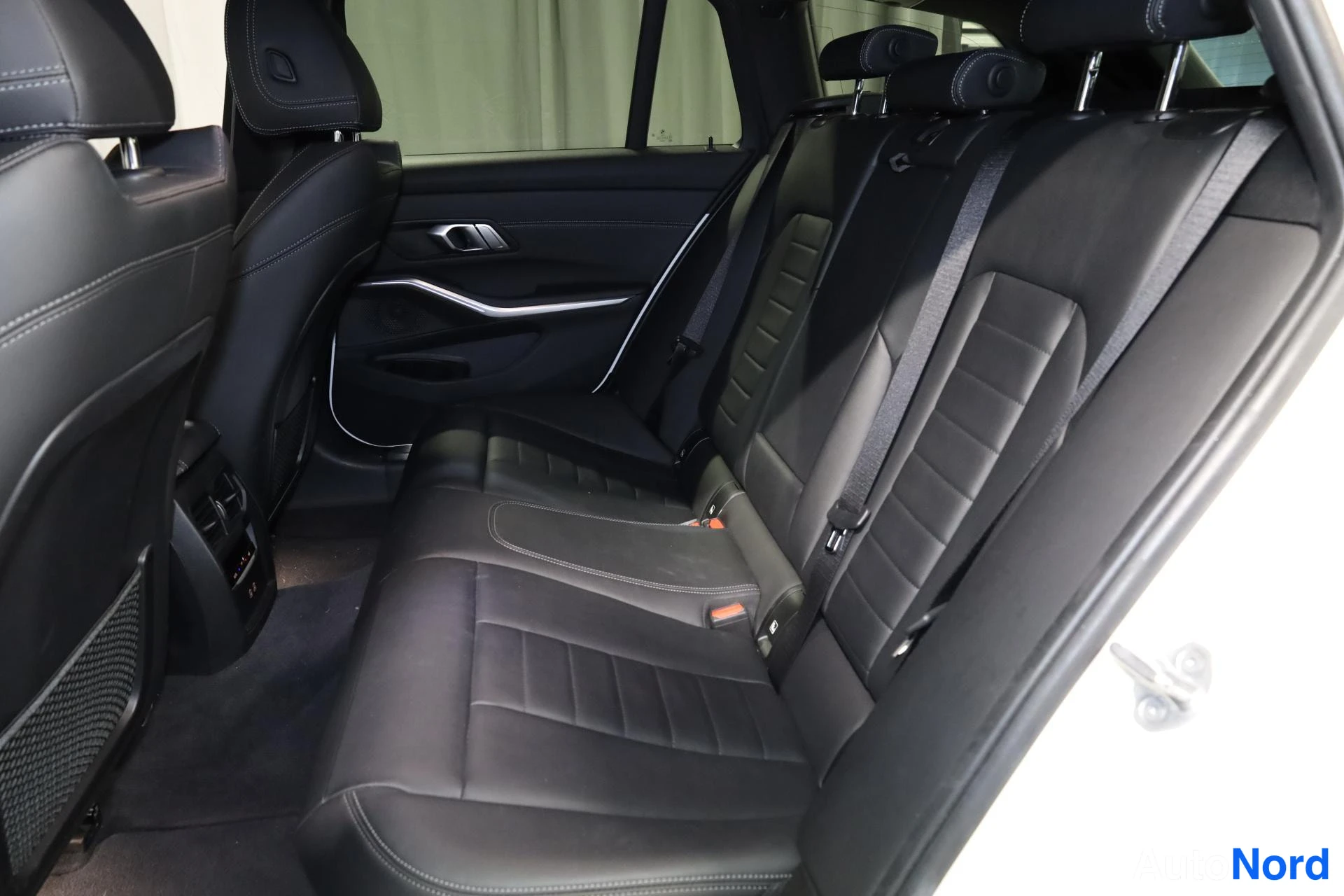Valkoinen BMW 330e xDrive 2021, takaistuimet, kuva 15
