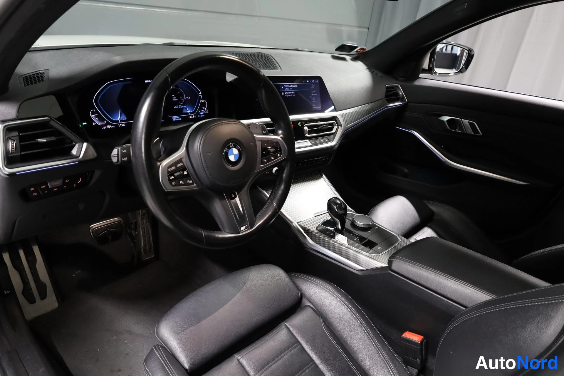 Valkoinen BMW 330e xDrive 2021, ohjaamo, kuva 9