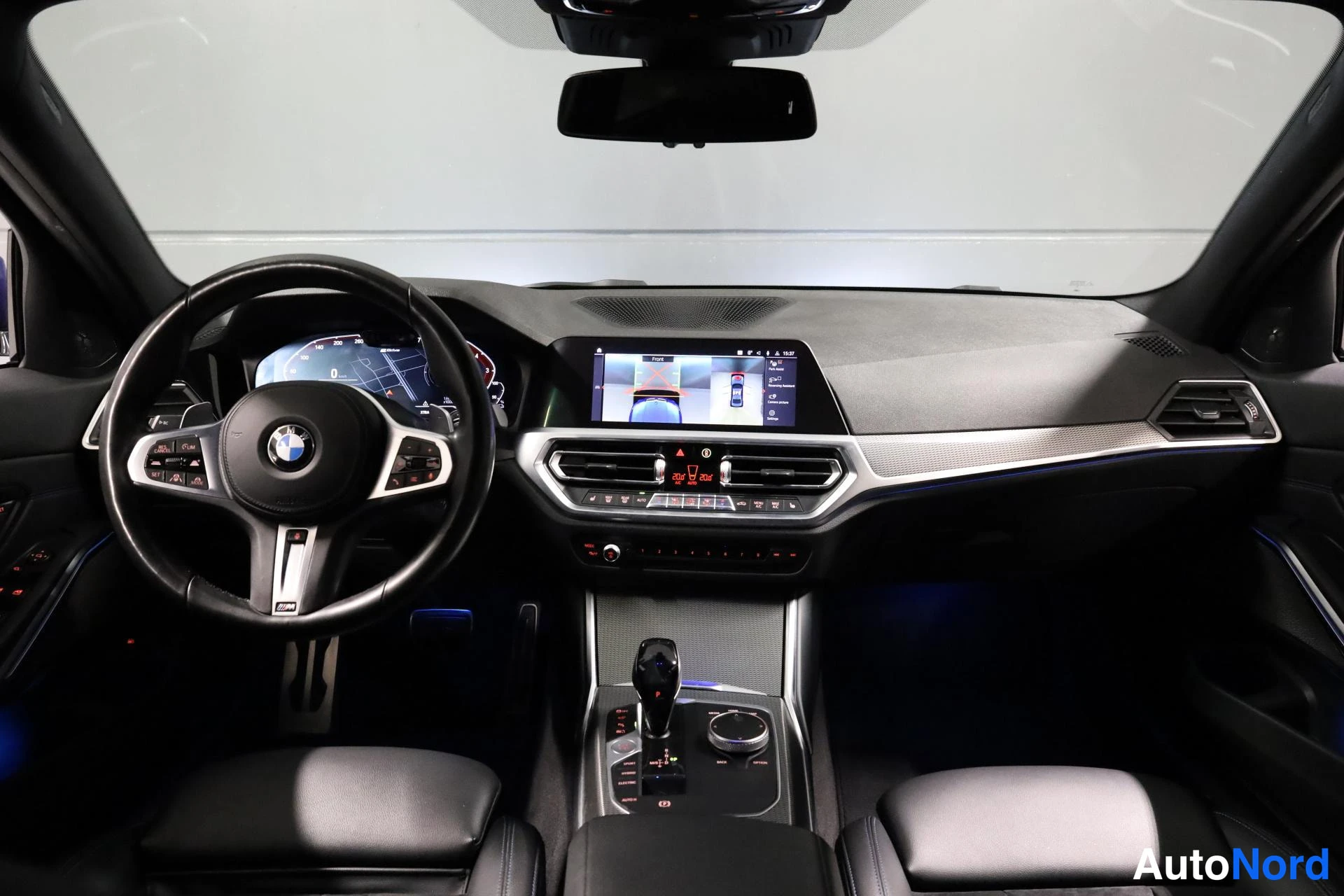 Sininen BMW 330e 2021, ohjaamo, kuva 10