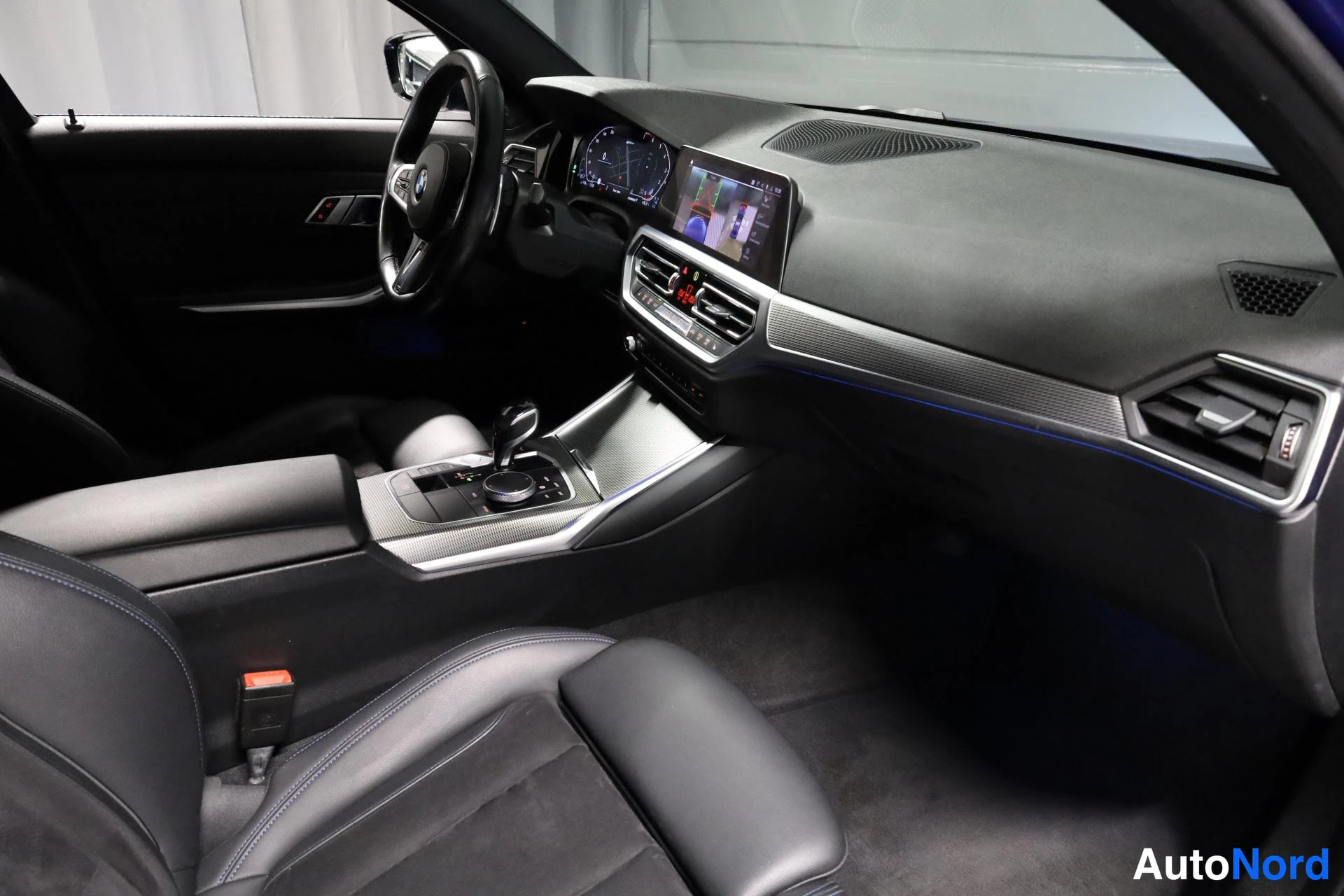 Sininen BMW 330e 2021, ohjaamo, kuva 11