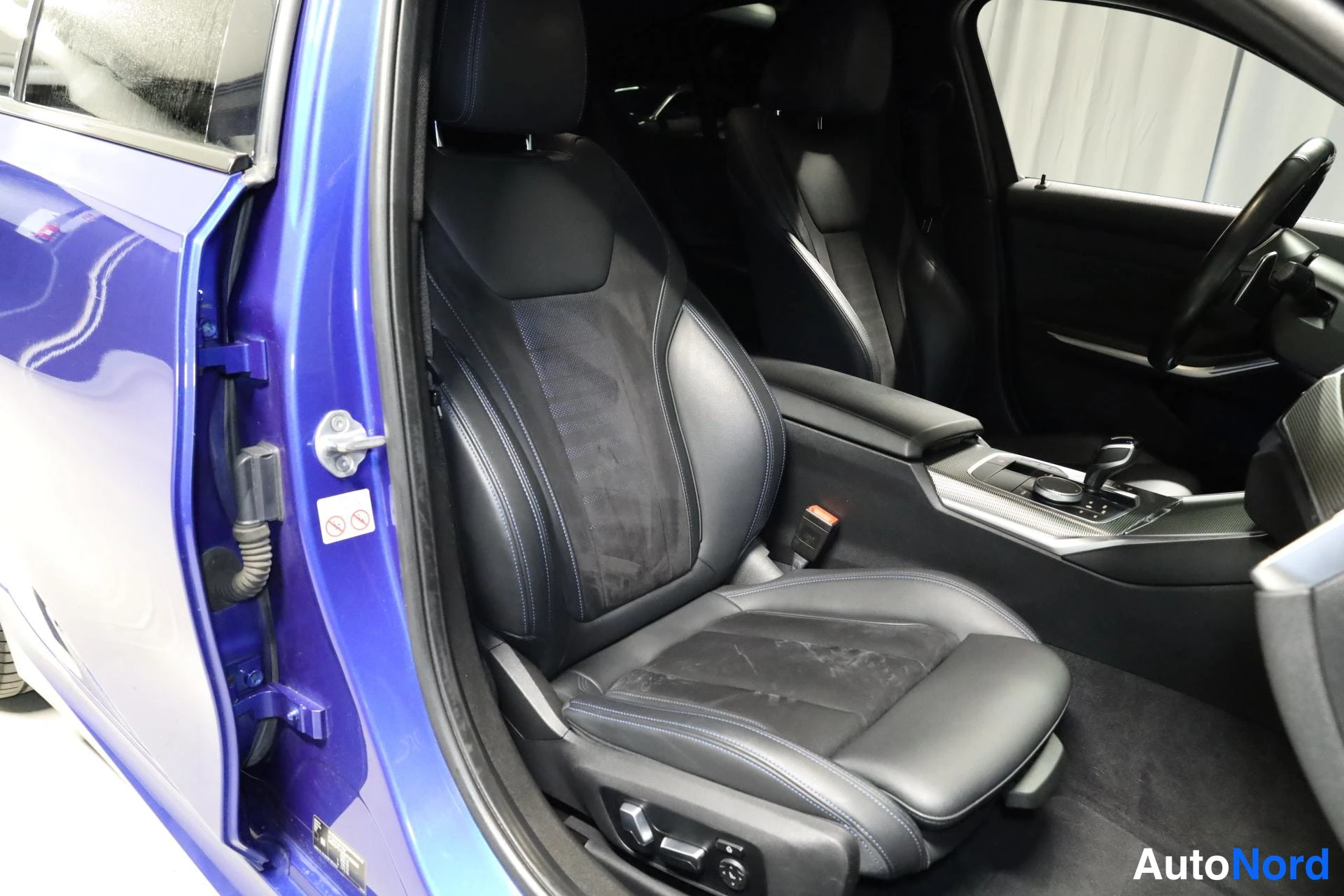 Sininen BMW 330e 2021, etuistuimet, kuva 14