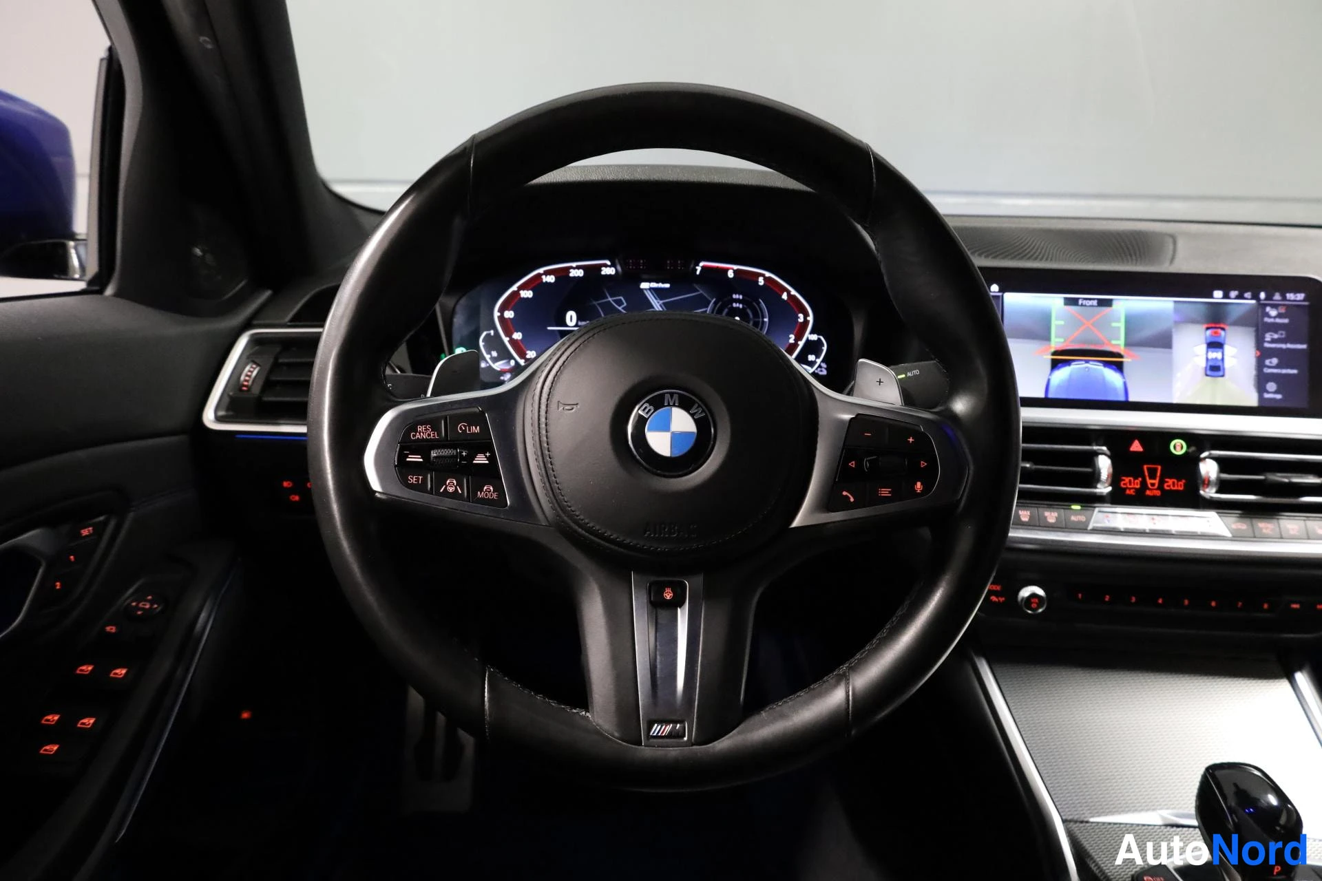 Sininen BMW 330e 2021, ohjaamo, kuva 12