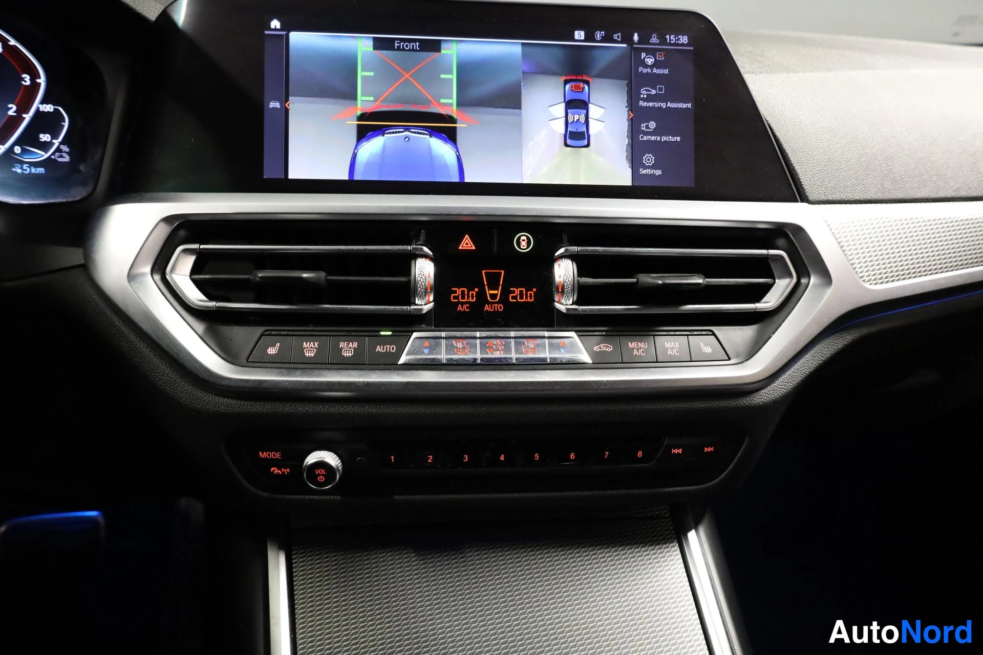 Sininen BMW 330e 2021, ohjaamo, kuva 13