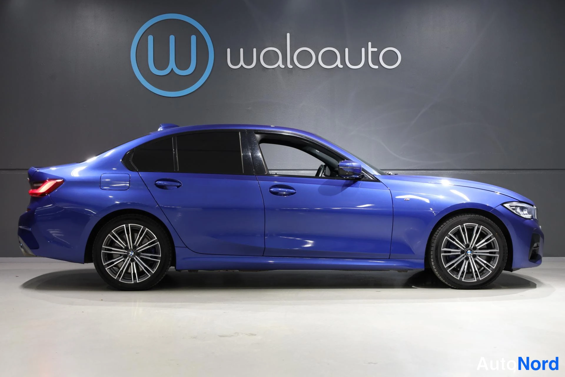 Sininen BMW 330e 2021, sivulta, kuva 5