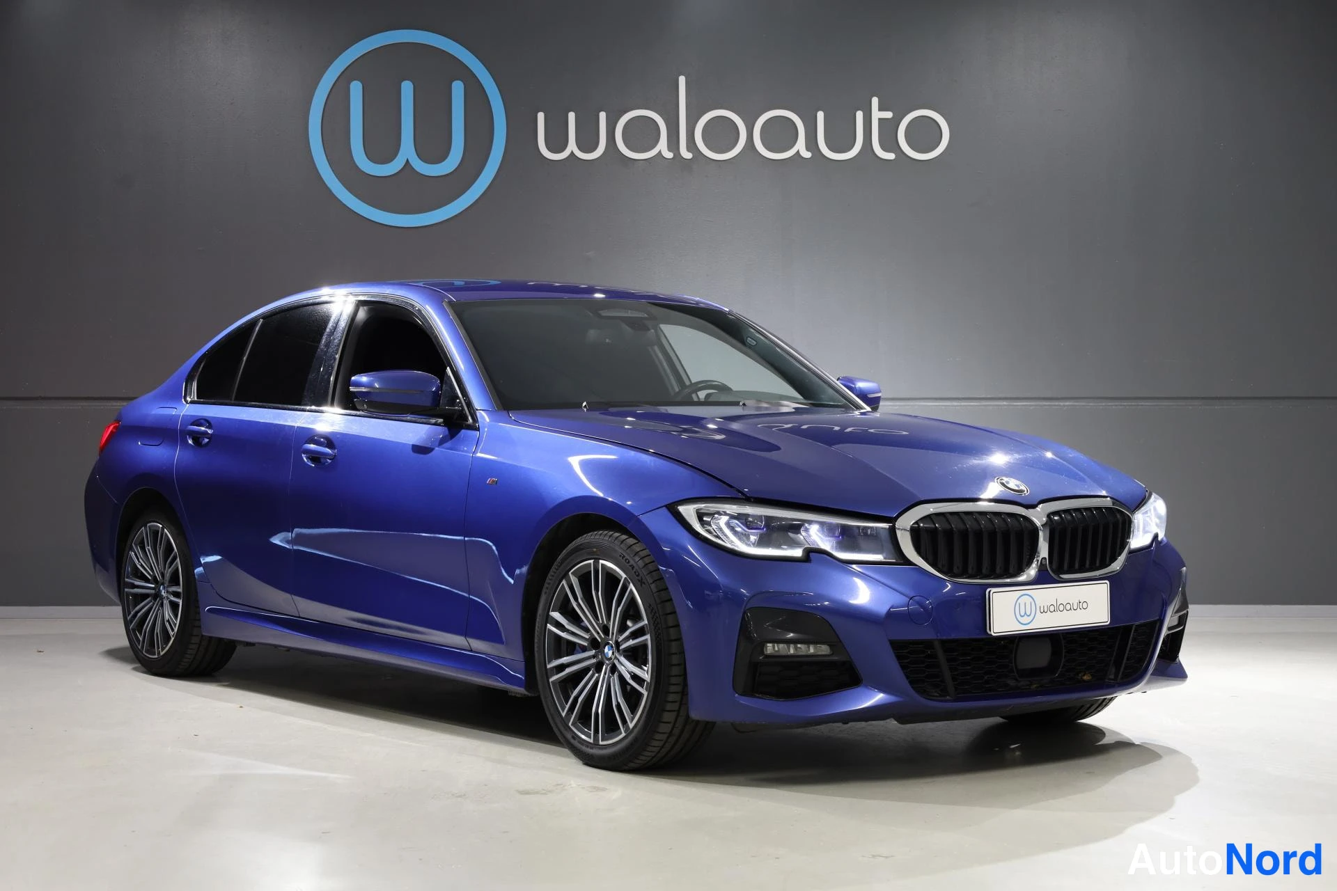 Sininen BMW 330e 2021, etuviisto, keula oikealle, kuva 3