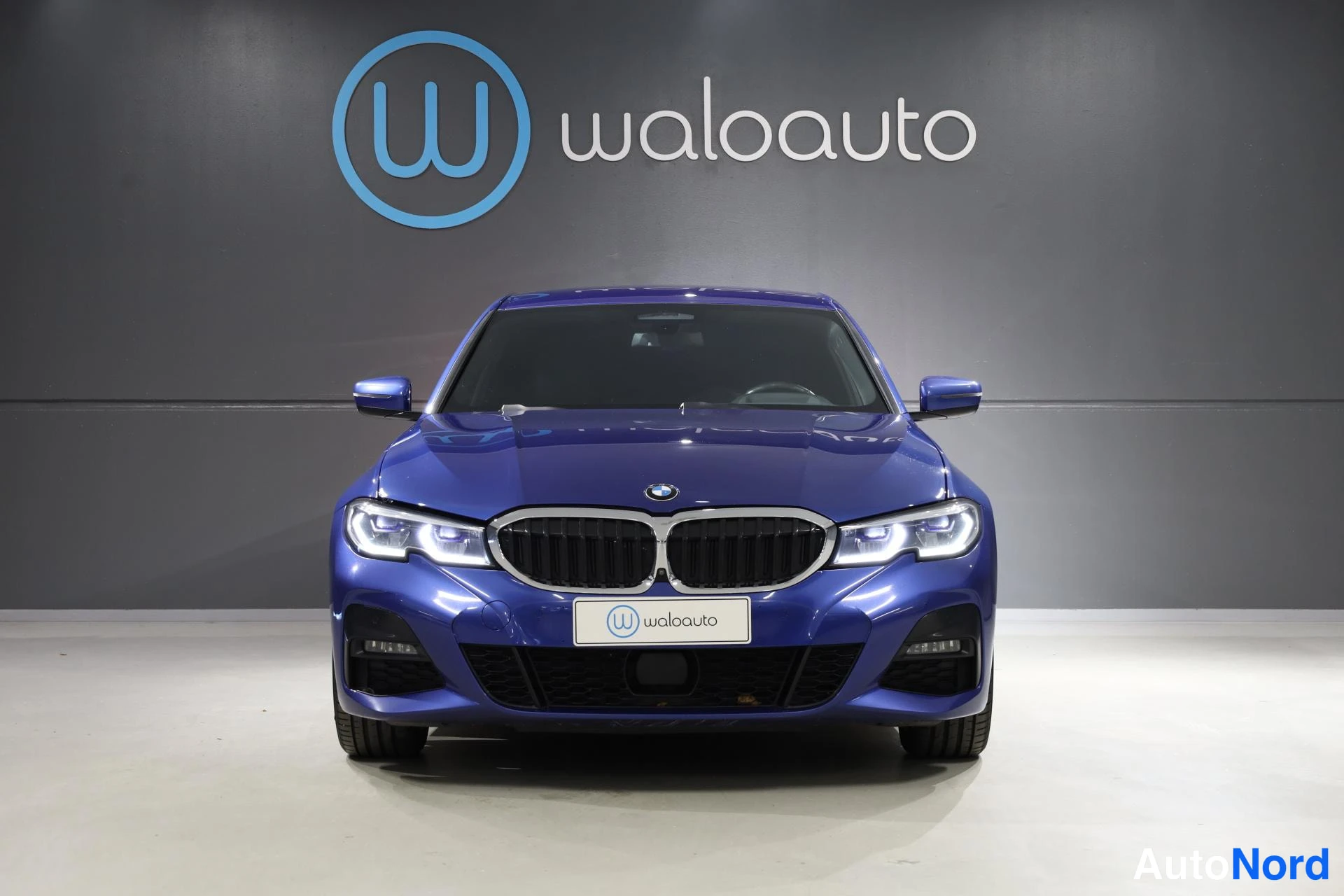 Sininen BMW 330e 2021, edestä, kuva 4