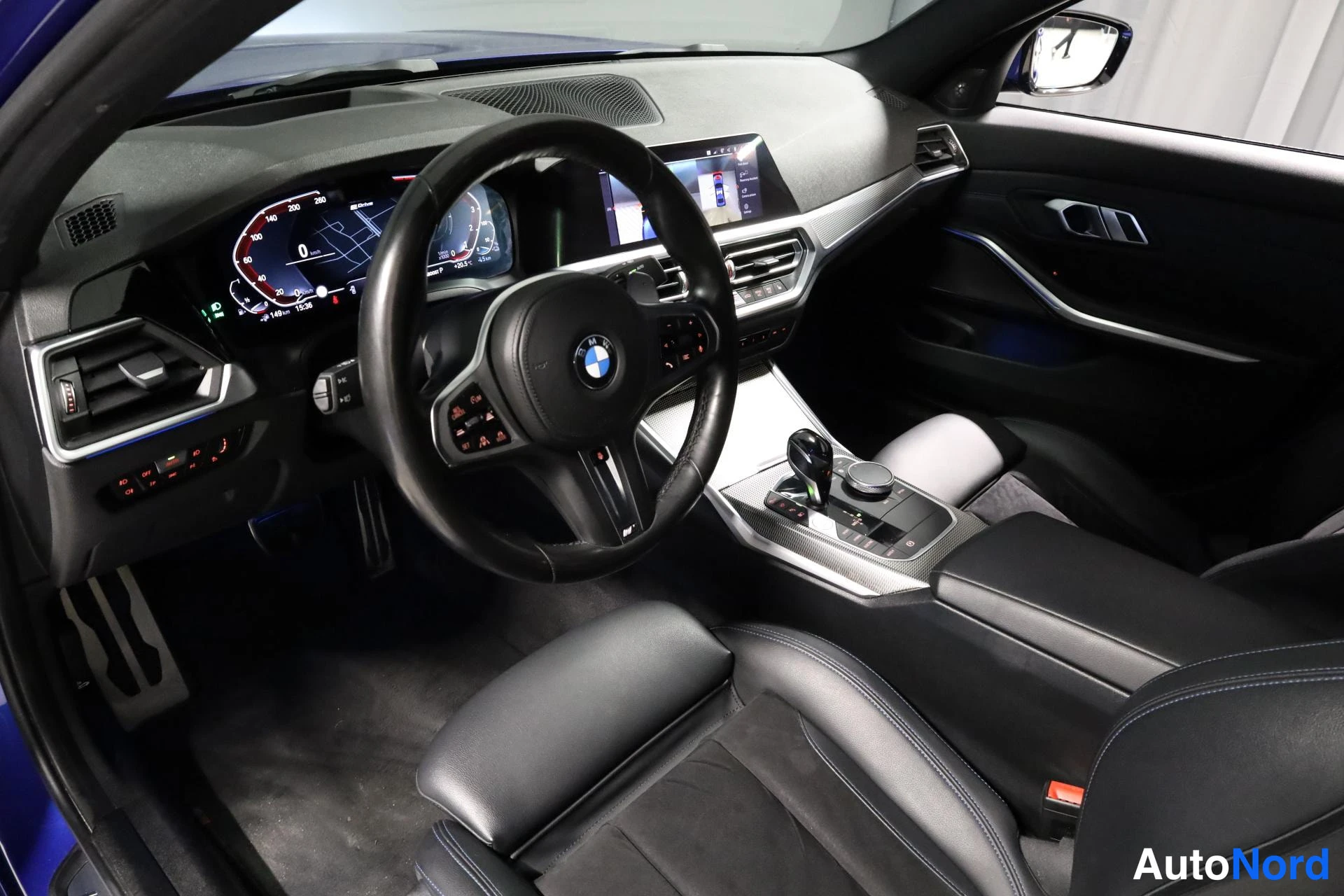 Sininen BMW 330e 2021, ohjaamo, kuva 9