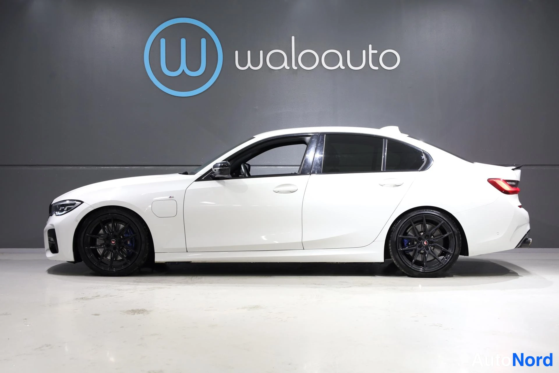 Valkoinen BMW 330e 2021, sivulta, kuva 6