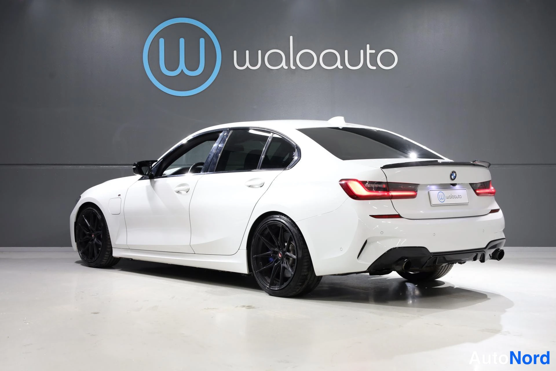 Valkoinen BMW 330e 2021, takaviisto, kuva 7