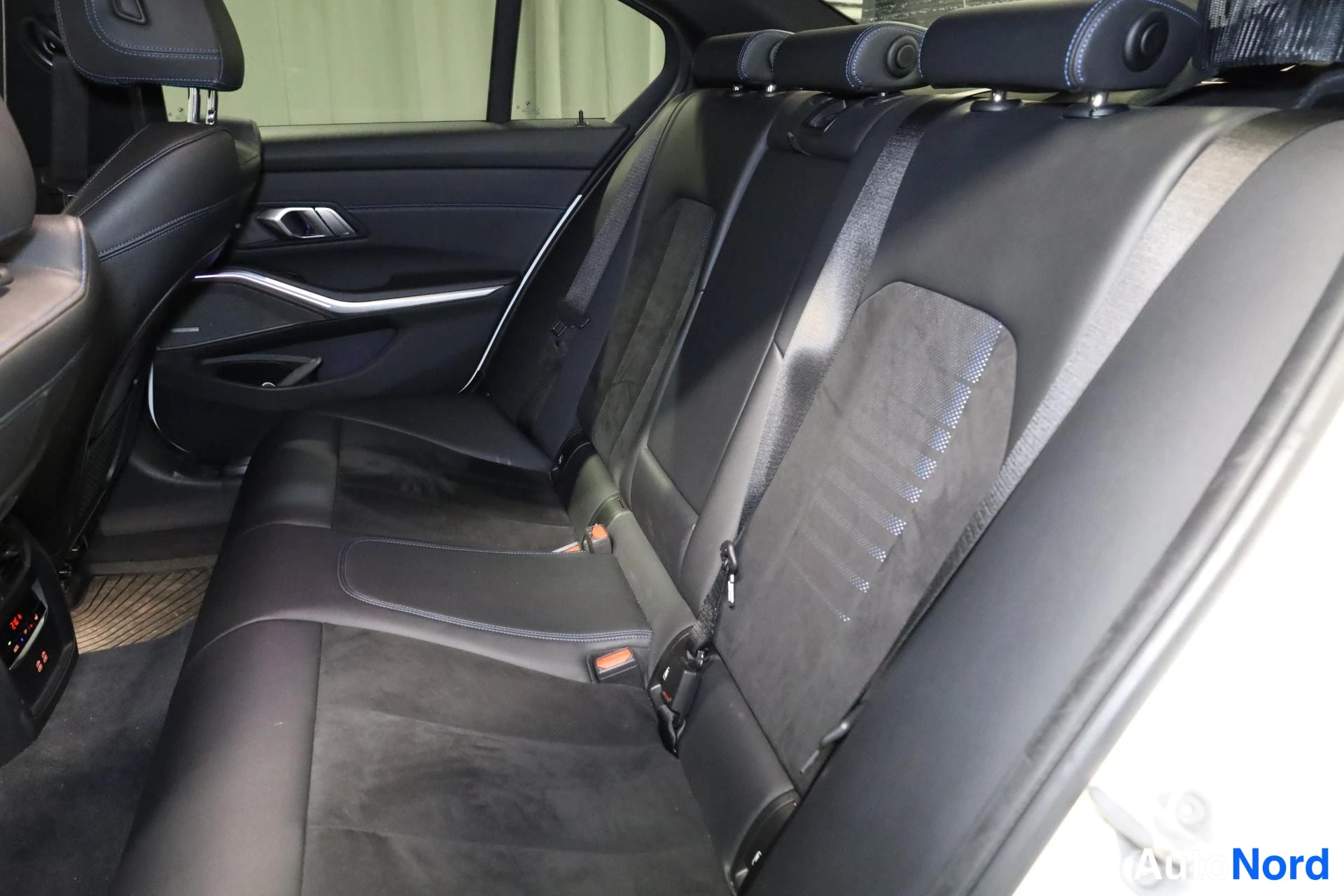 Valkoinen BMW 330e 2021, takaistuimet, kuva 15