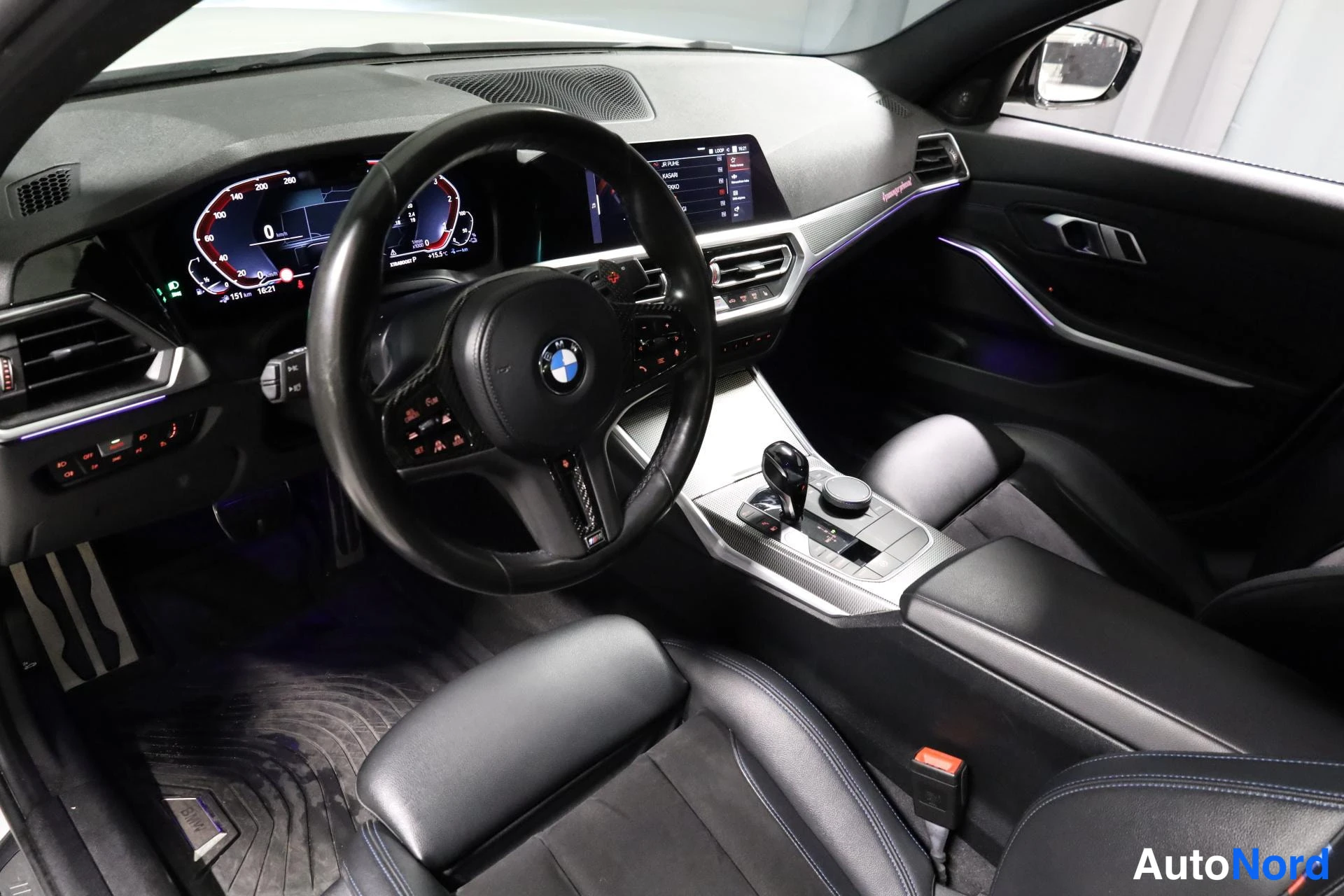 Valkoinen BMW 330e 2021, ohjaamo, kuva 11