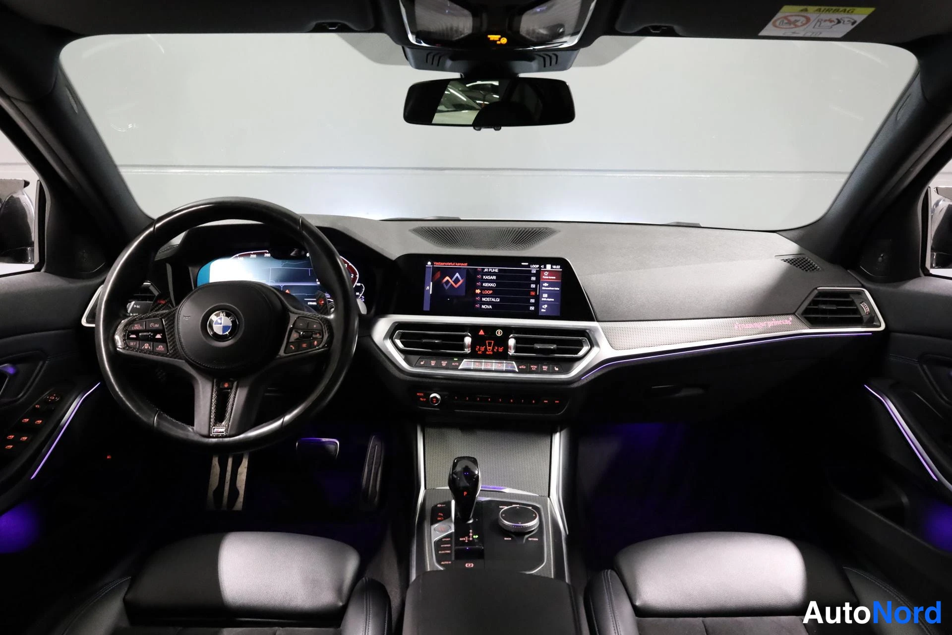 Valkoinen BMW 330e 2021, ohjaamo, kuva 12
