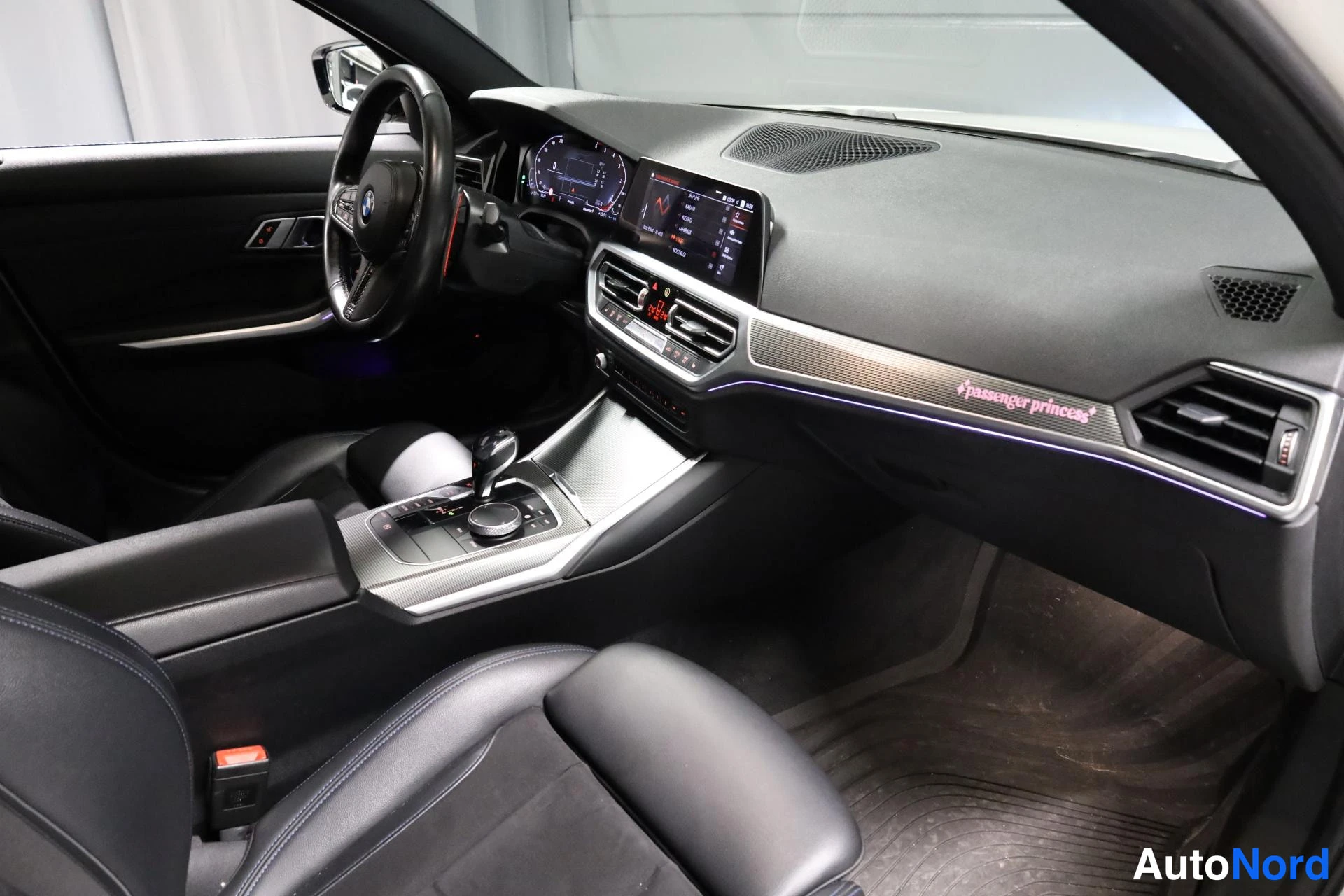 Valkoinen BMW 330e 2021, ohjaamo, kuva 13