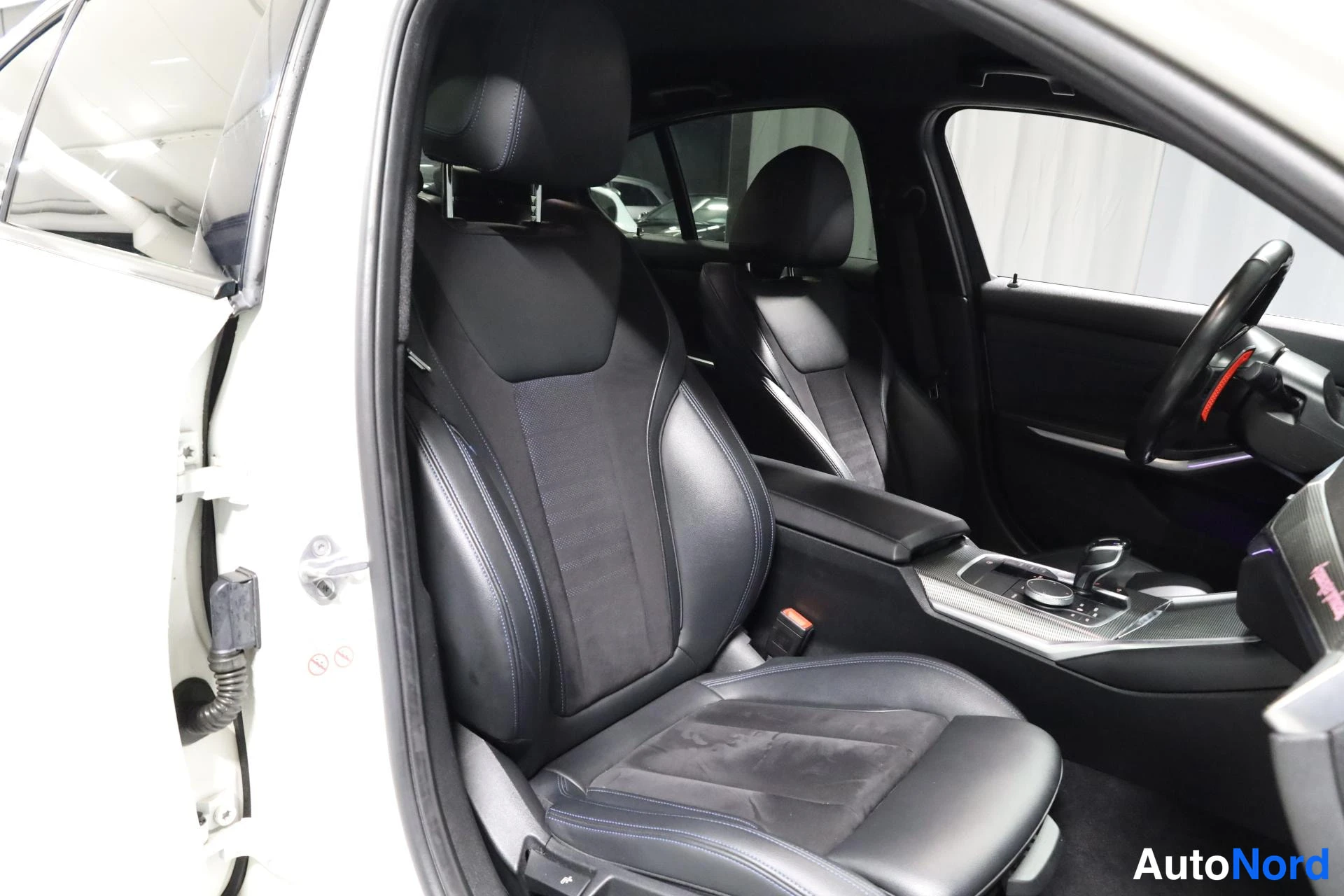 Valkoinen BMW 330e 2021, etuistuimet, kuva 14