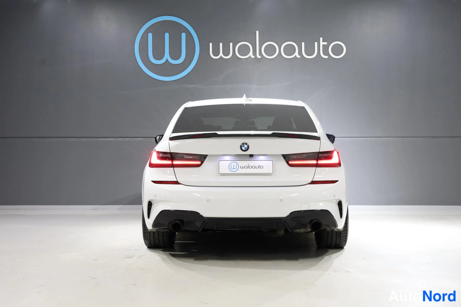 Valkoinen BMW 330e 2021, takaa, kuva 9
