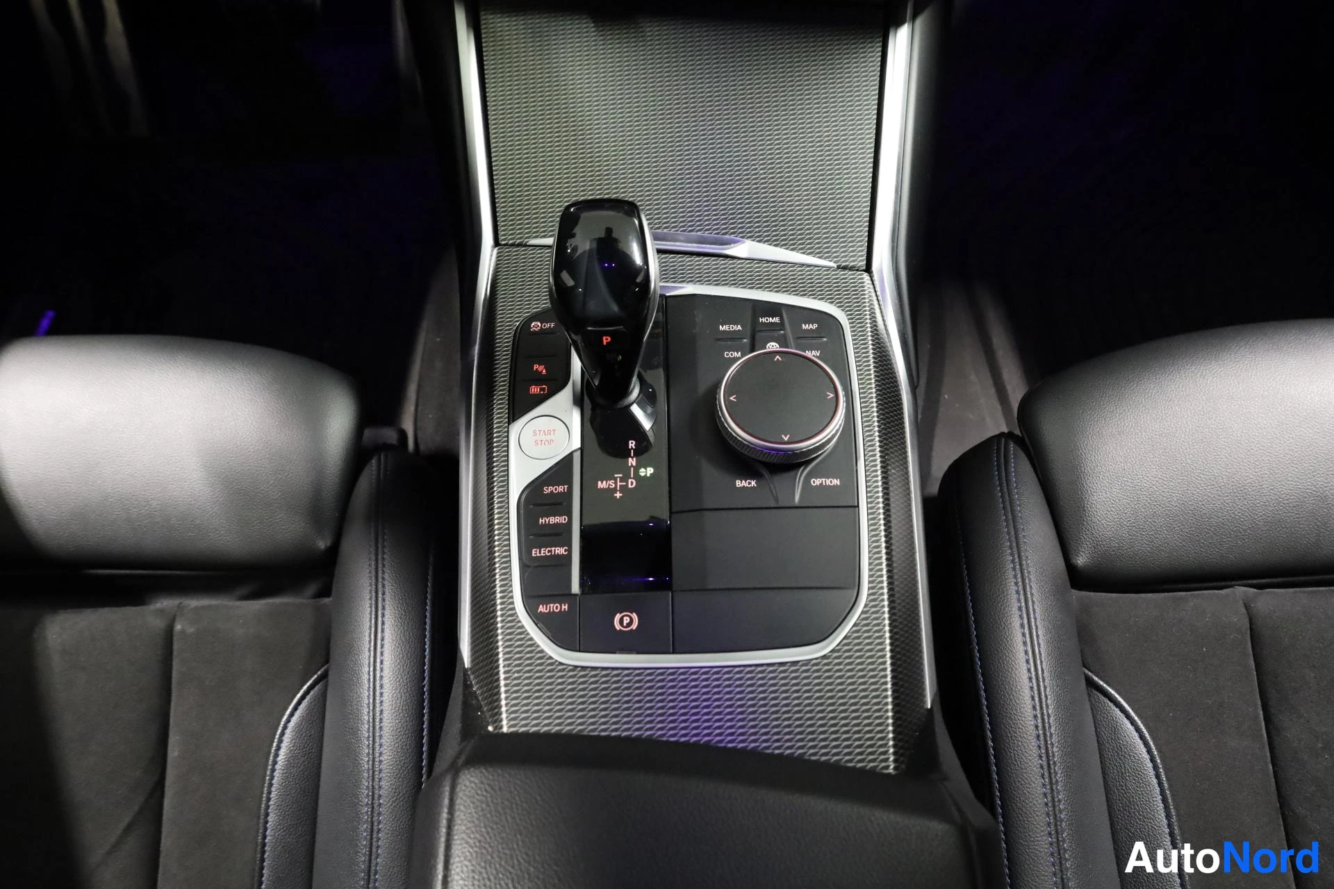 Valkoinen BMW 330e 2021, yksityiskohta, kuva 27