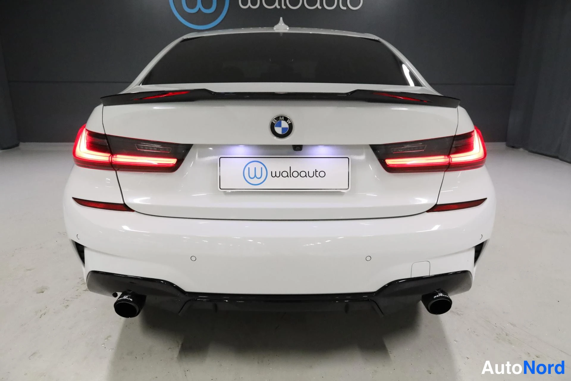 Valkoinen BMW 330e 2021, takaa, kuva 10