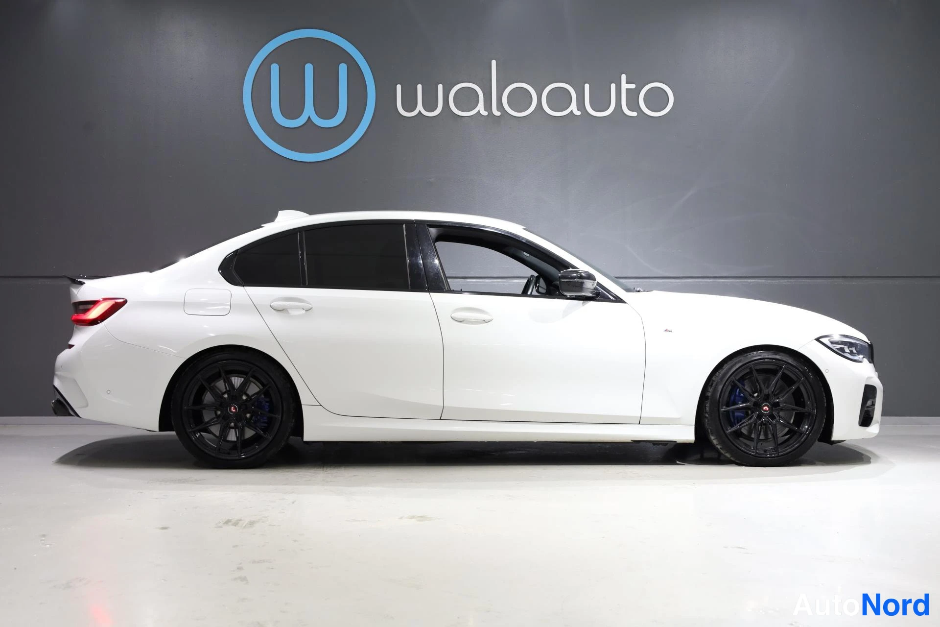 Valkoinen BMW 330e 2021, etuviisto, keula oikealle, kuva 2