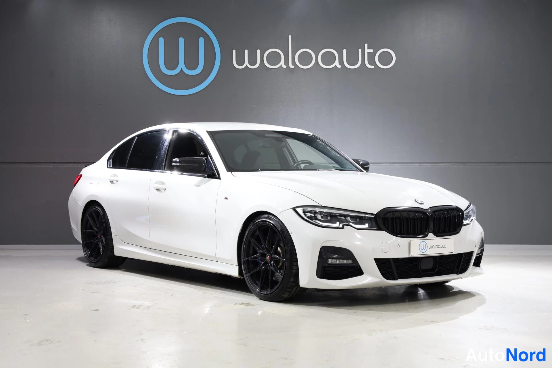Valkoinen BMW 330e 2021, etuviisto, keula oikealle, kuva 3