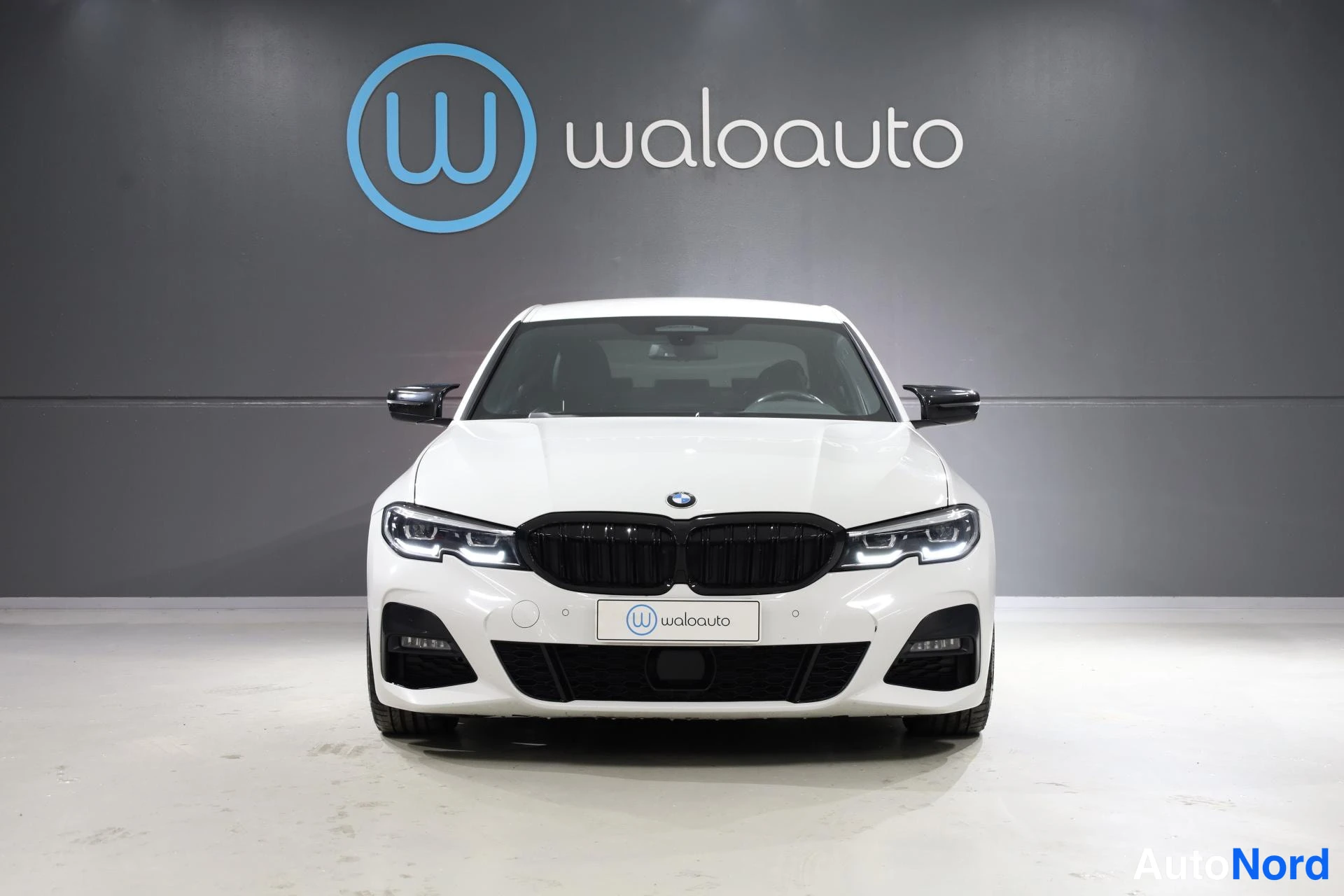 Valkoinen BMW 330e 2021, edestä, kuva 4