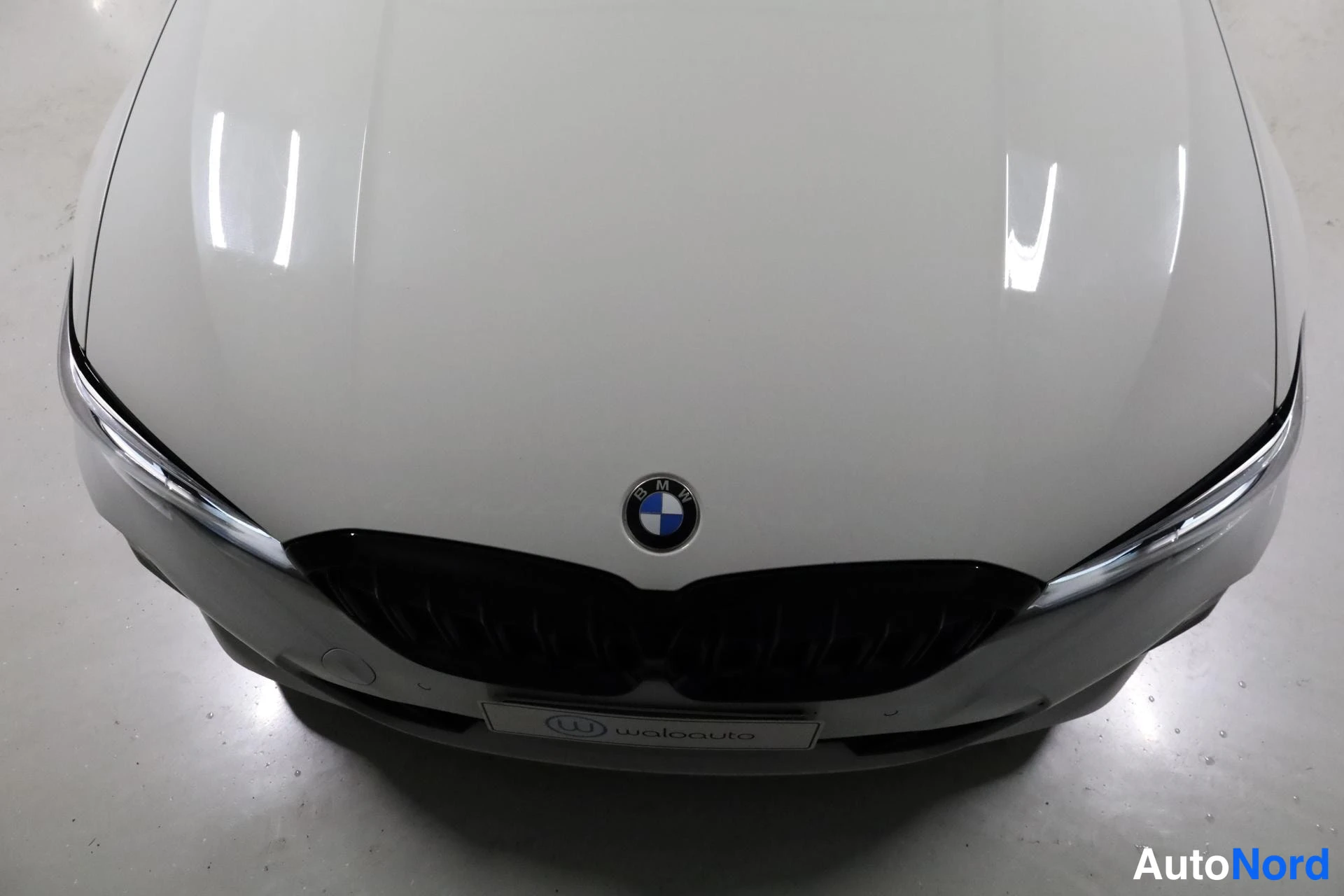 Valkoinen BMW 330e 2021, edestä, kuva 5
