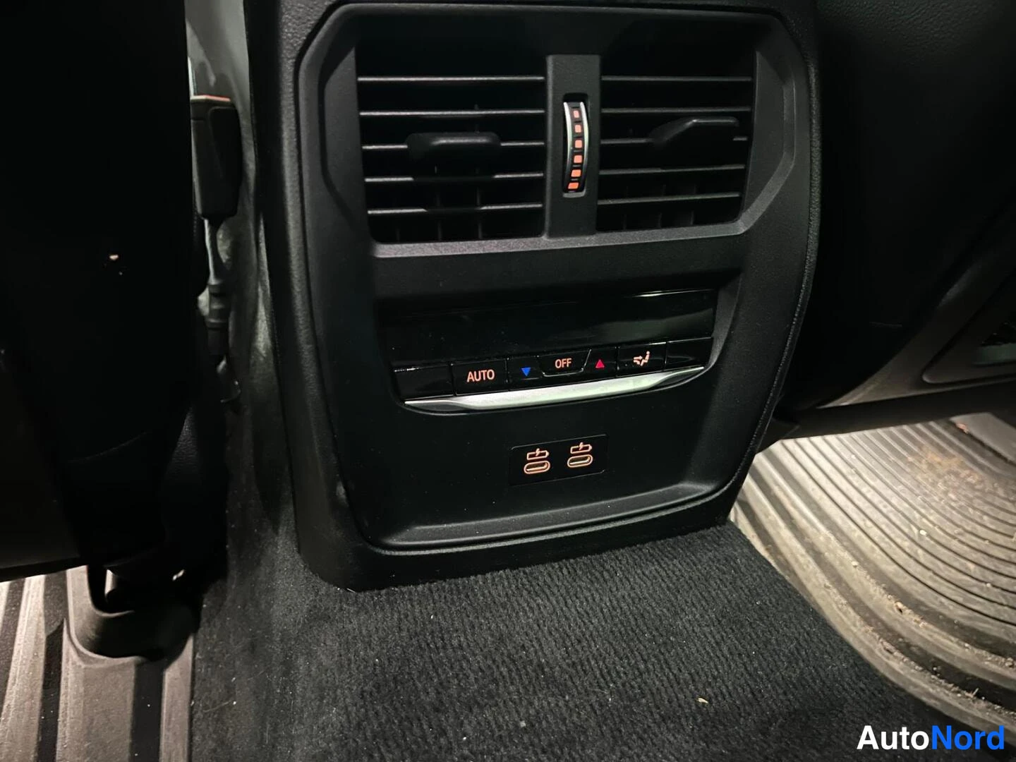 Valkoinen BMW 330e 2021, yksityiskohta, kuva 16