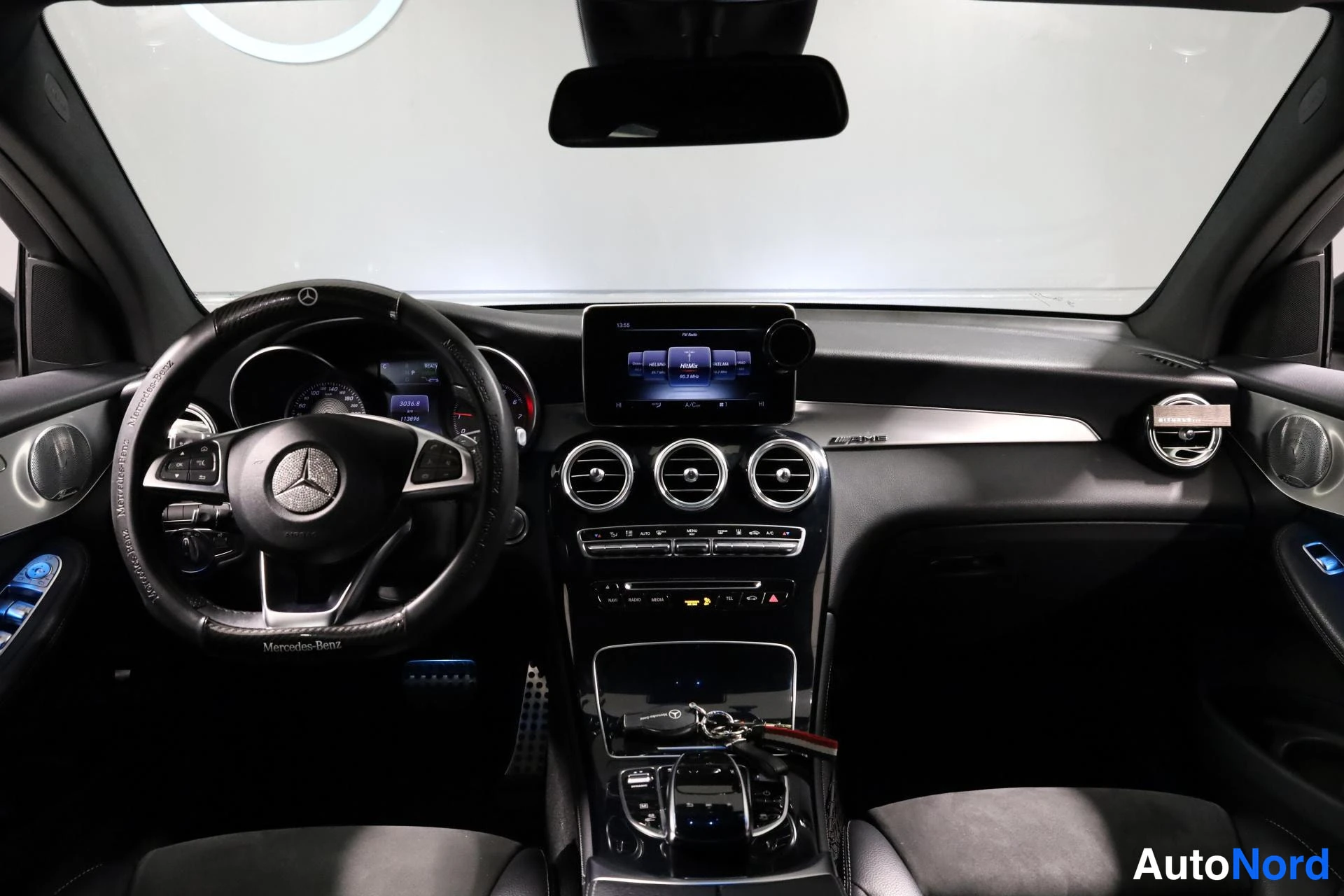 Musta Mercedes-Benz GLC 2018, ohjaamo, kuva 10