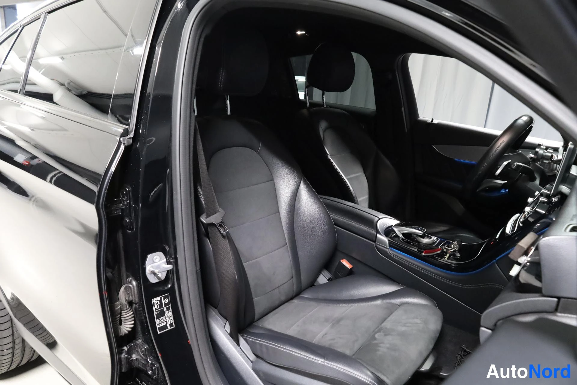 Musta Mercedes-Benz GLC 2018, etuistuimet, kuva 14