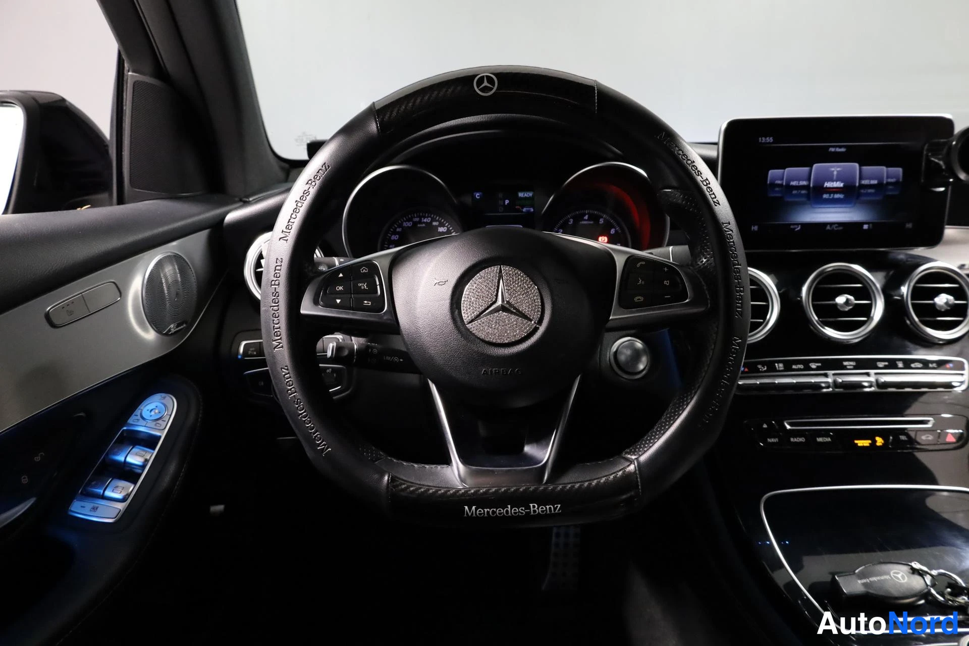 Musta Mercedes-Benz GLC 2018, ohjaamo, kuva 12
