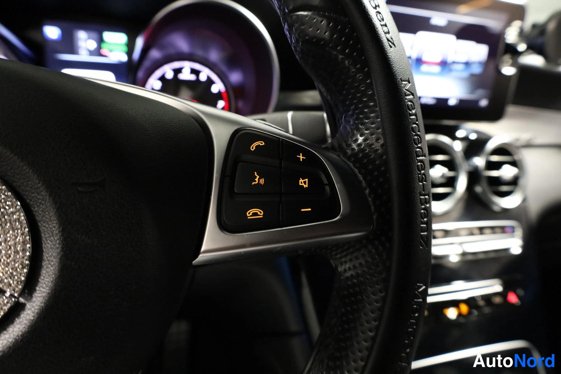 Musta Mercedes-Benz GLC 2018, yksityiskohta, kuva 17
