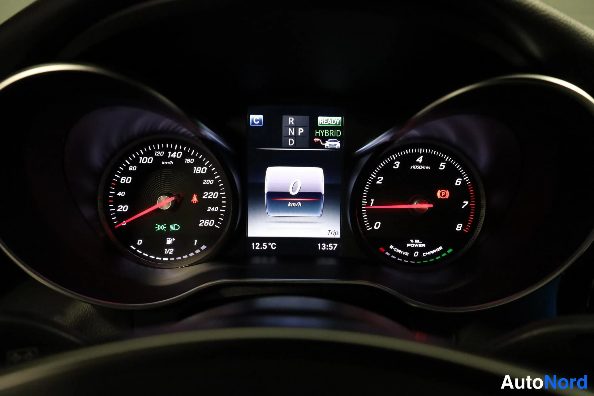 Musta Mercedes-Benz GLC 2018, yksityiskohta, kuva 18
