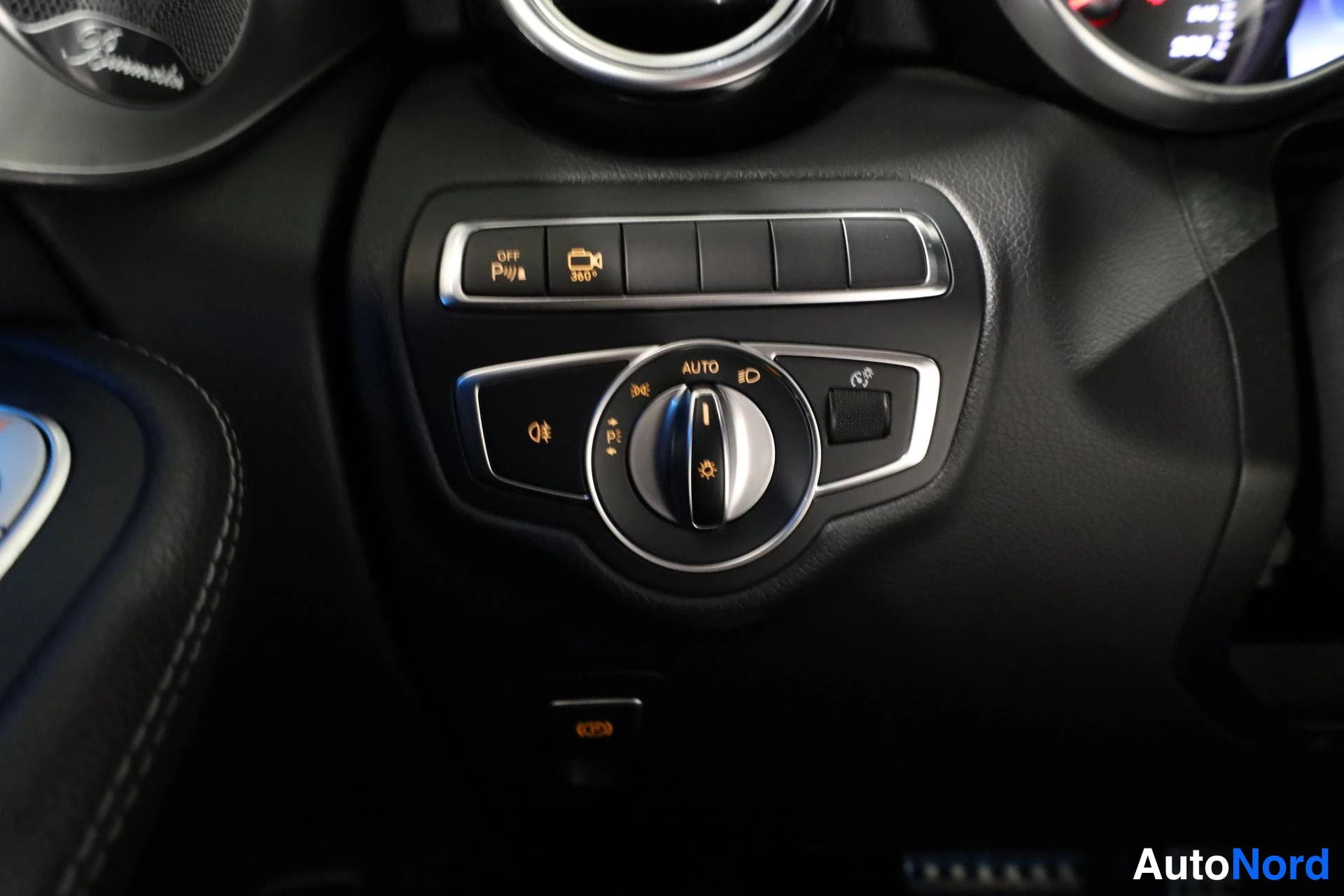 Musta Mercedes-Benz GLC 2018, yksityiskohta, kuva 28
