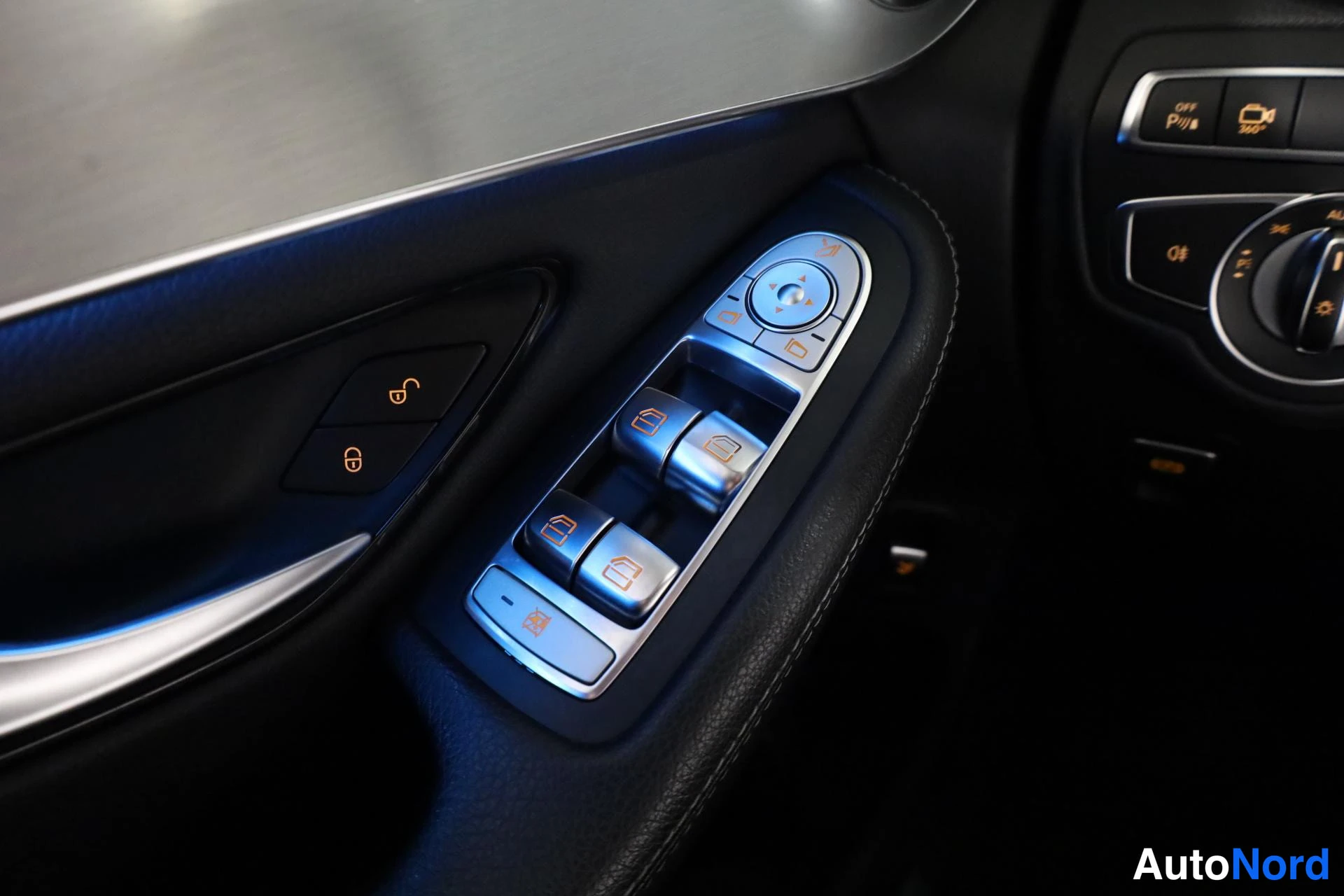 Musta Mercedes-Benz GLC 2018, yksityiskohta, kuva 24